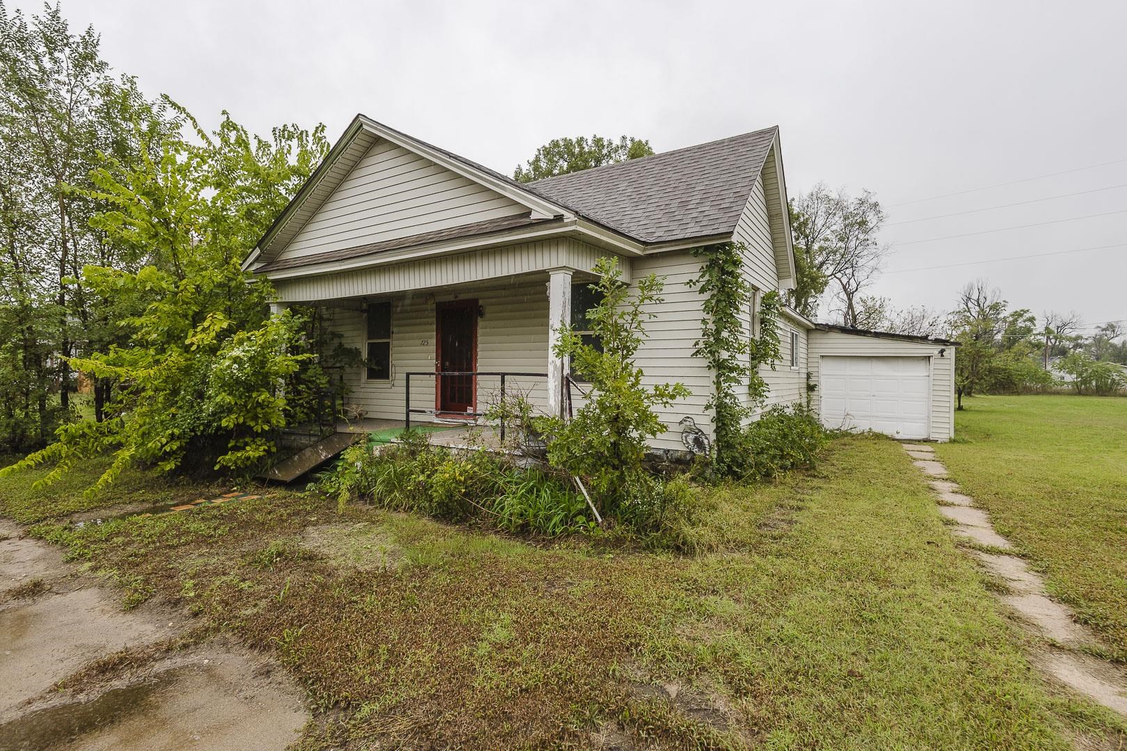 725 W 1st Property Photo 1