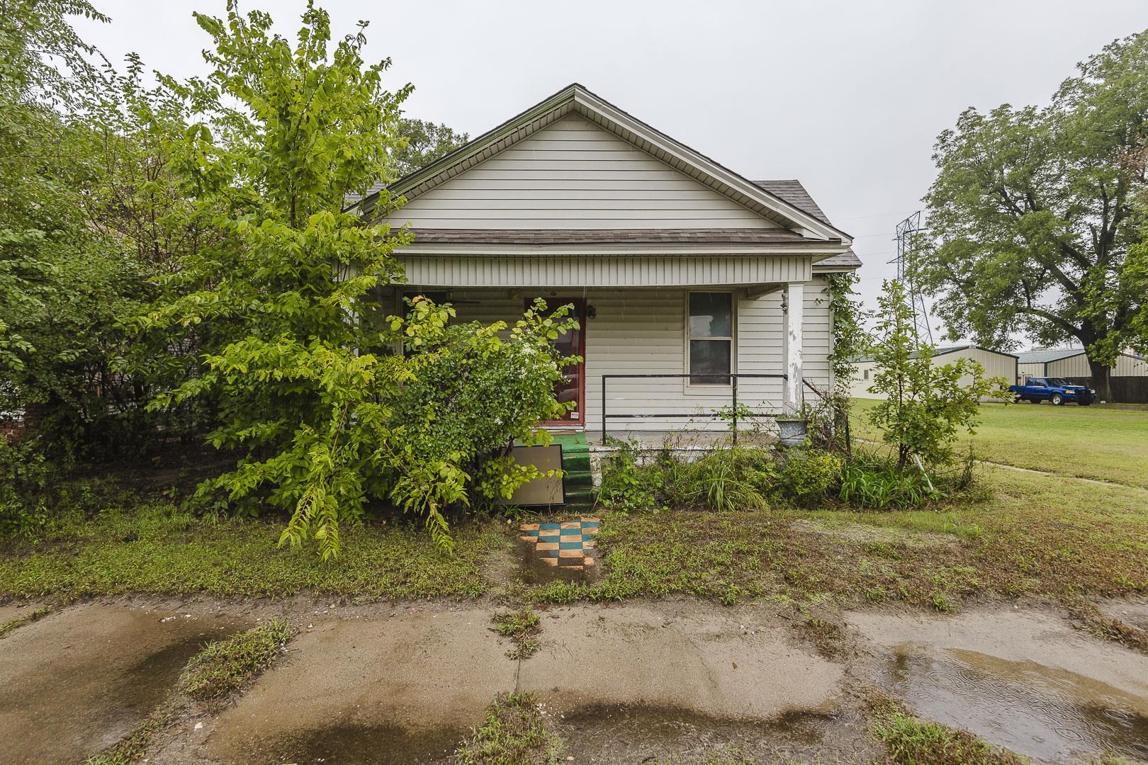 725 W 1st Property Photo 2