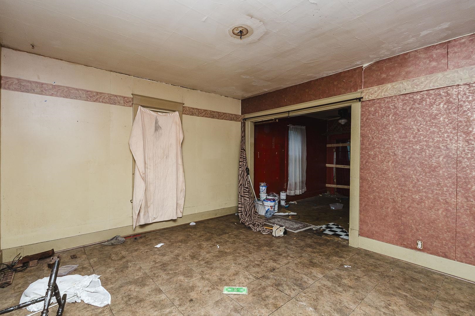 725 W 1st Property Photo 4