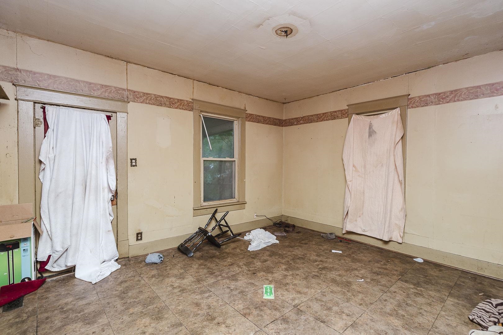 725 W 1st Property Photo 7