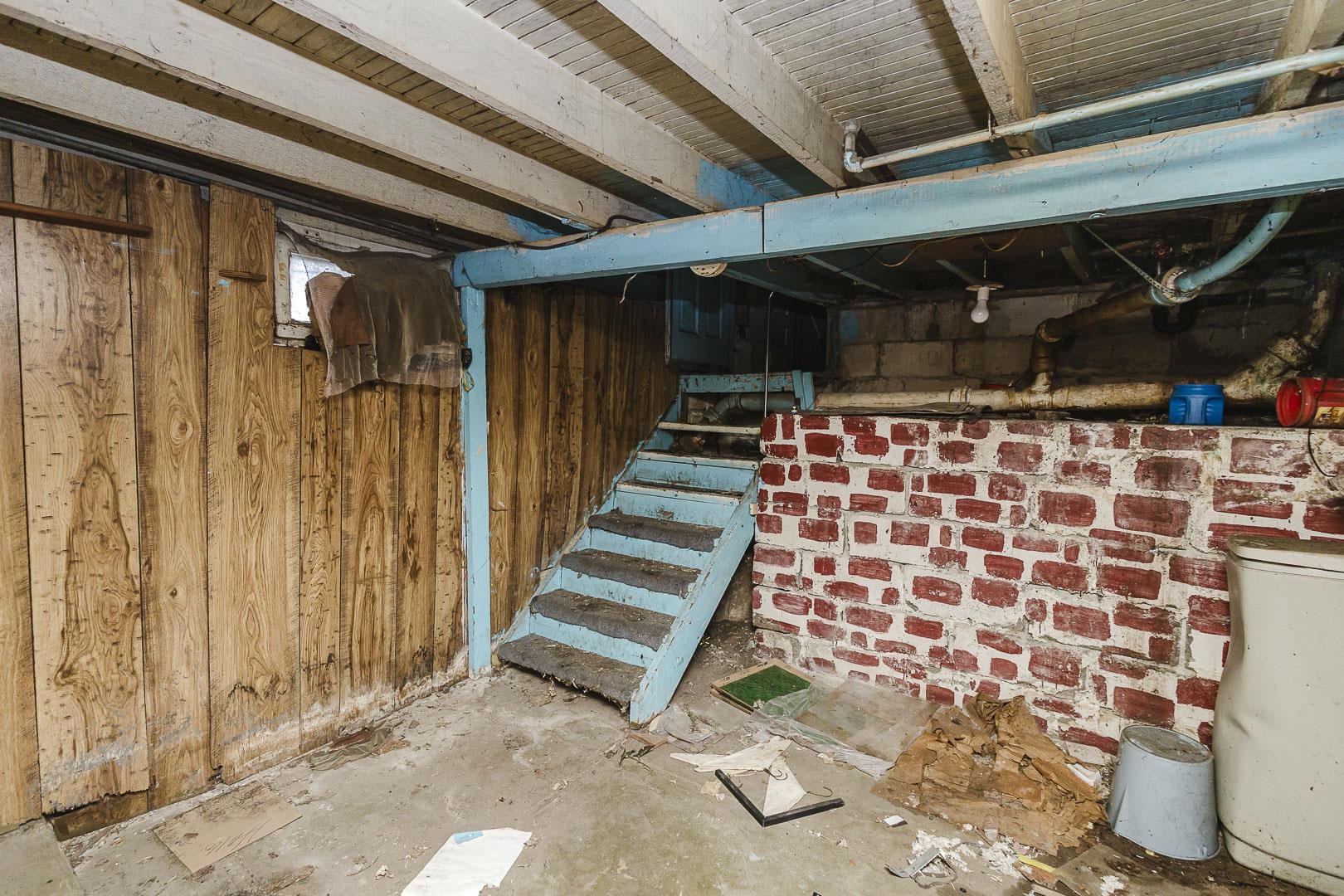 725 W 1st Property Photo 32