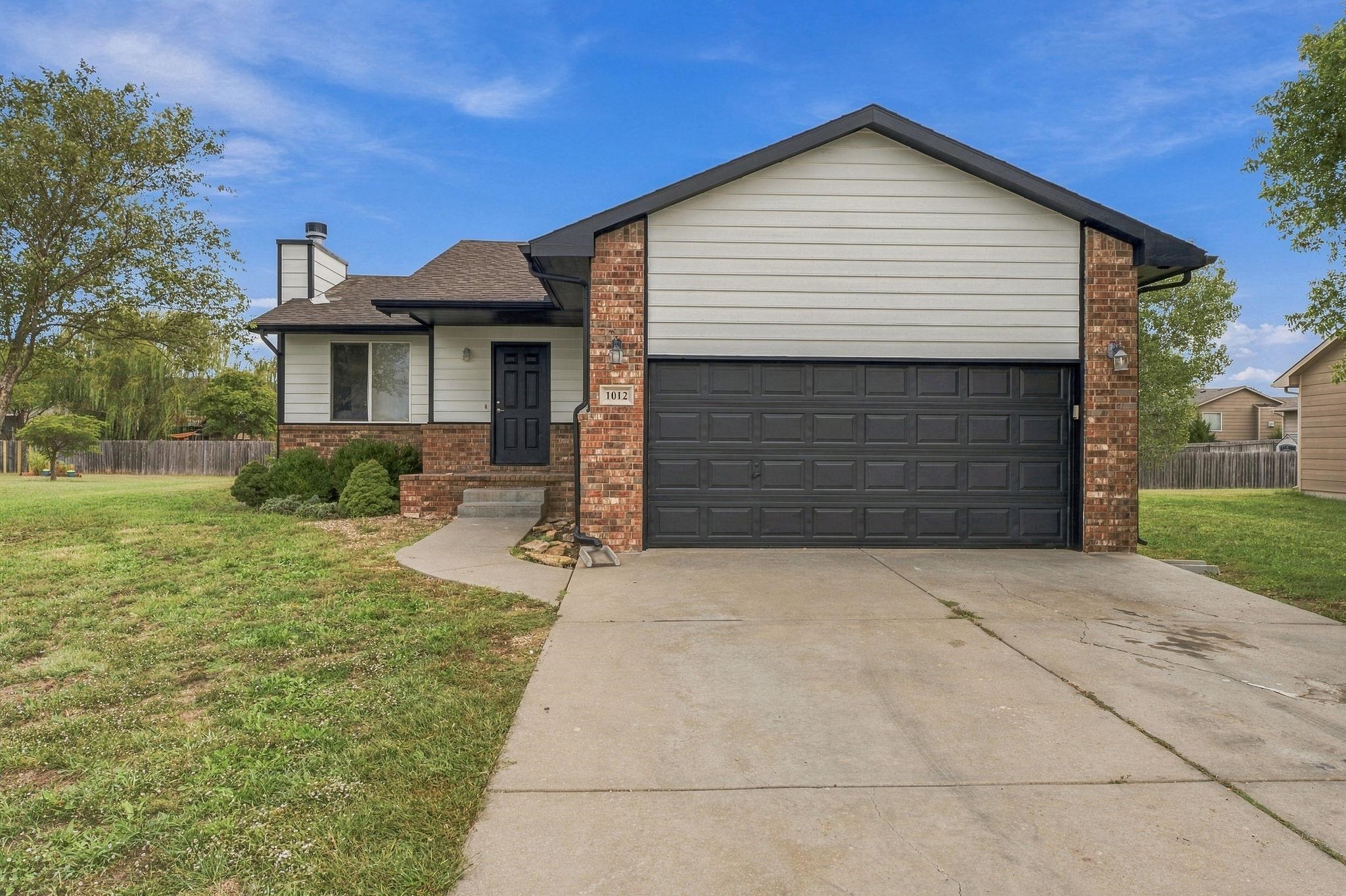 1012 E Winding Lane Property Photo 1