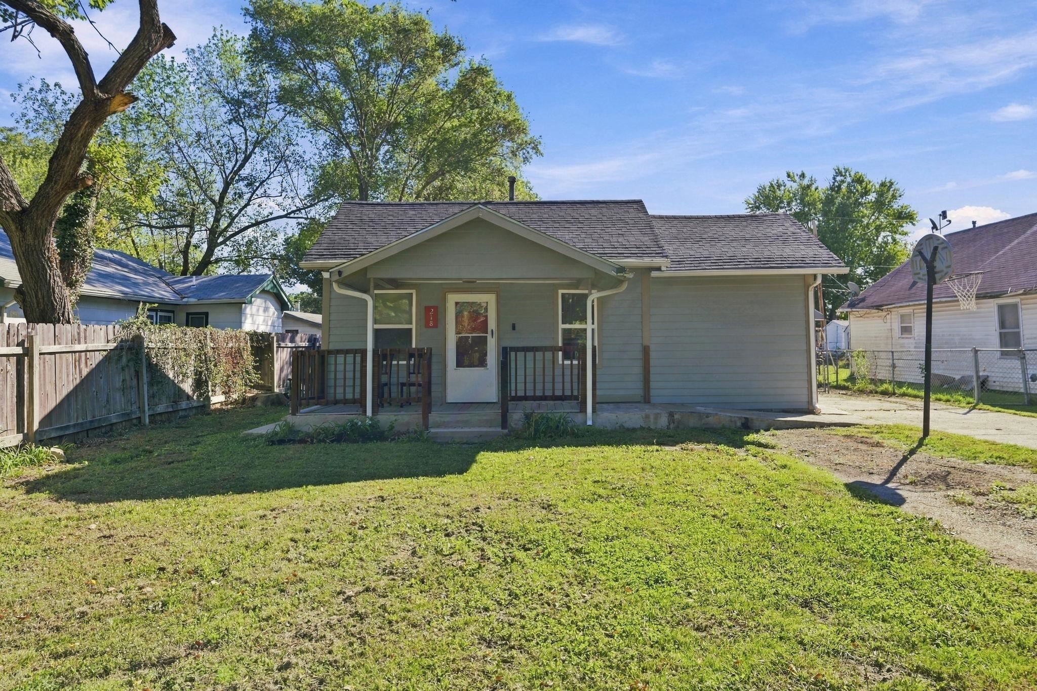 218 N Poplar Property Photo 1