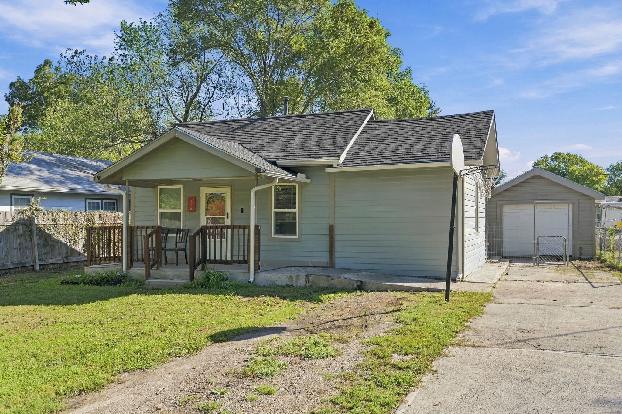 218 N Poplar Property Photo 3