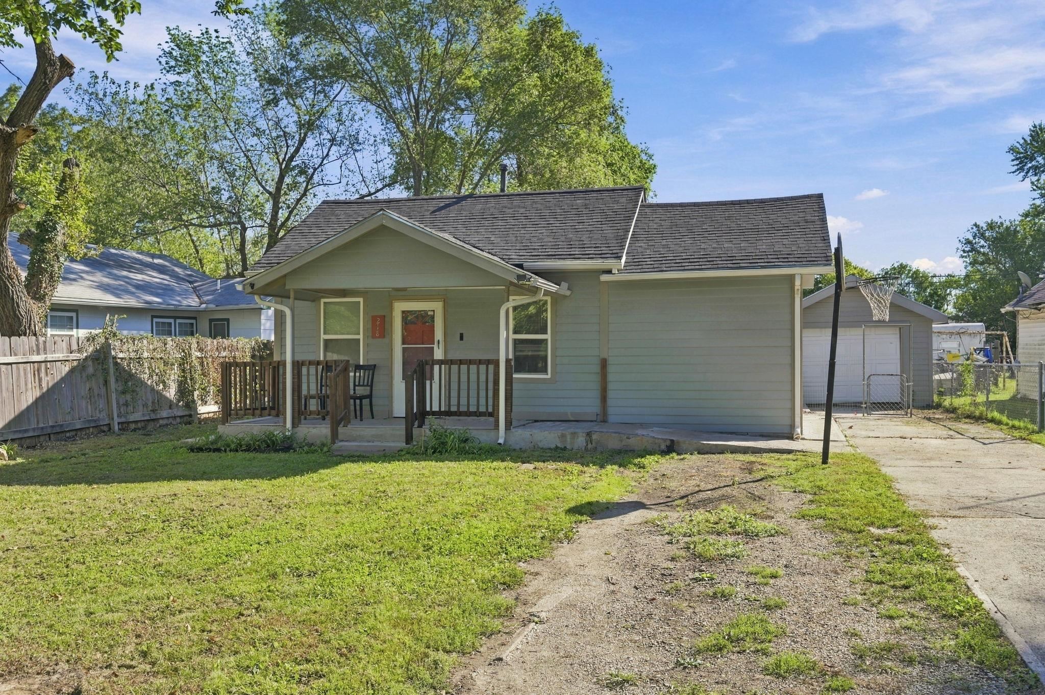 218 N Poplar Property Photo 4