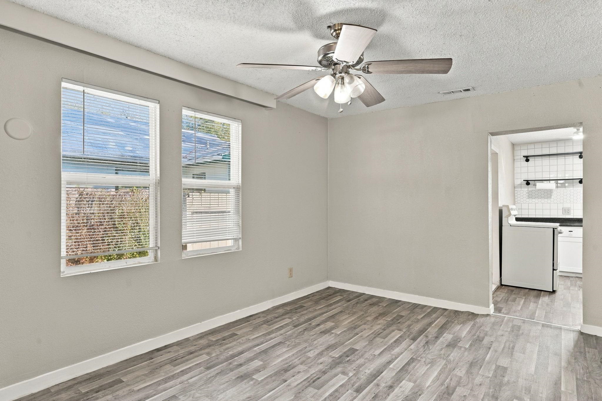 218 N Poplar Property Photo 5