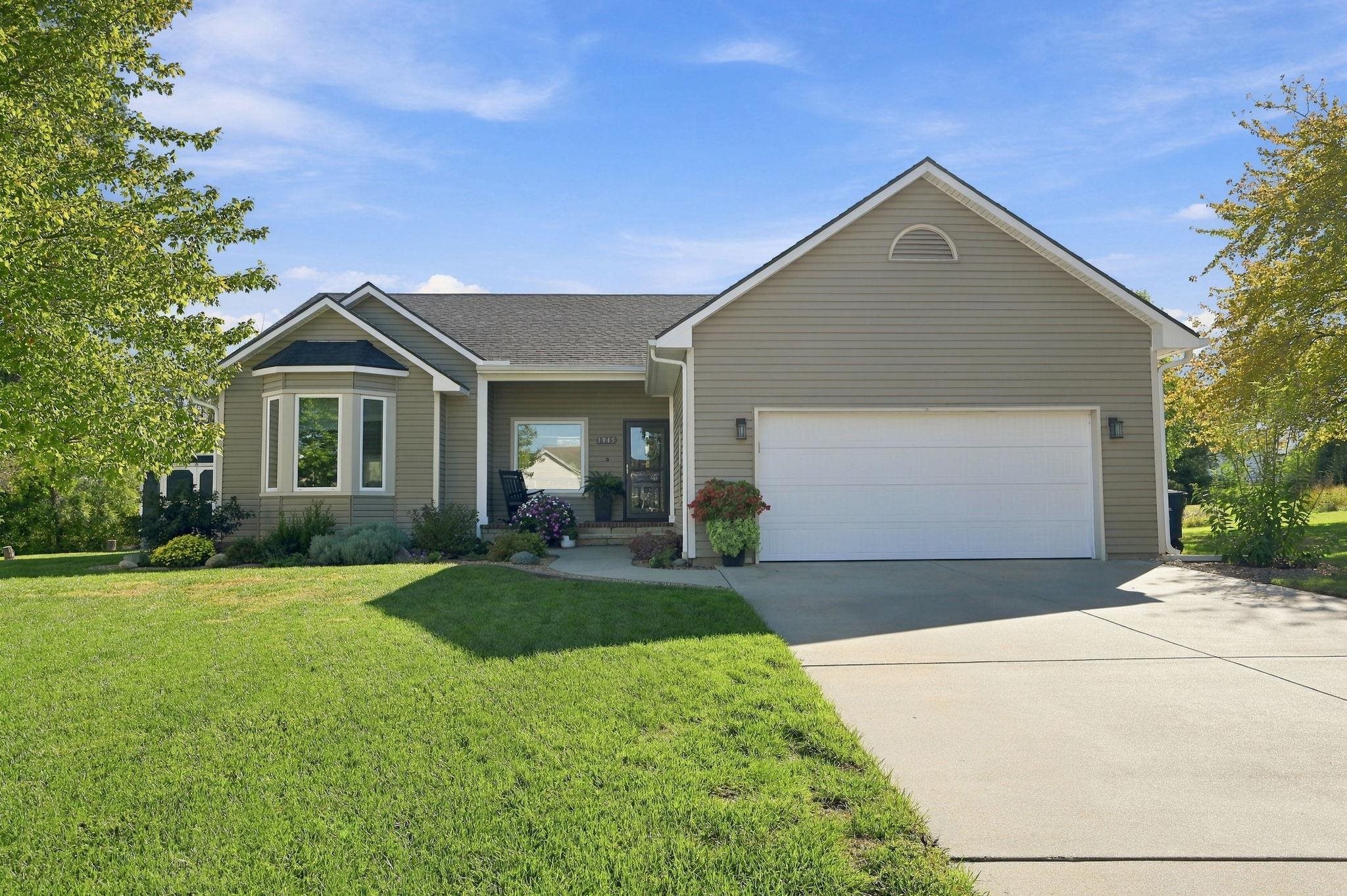 1345 Glenview Dr Property Photo 2