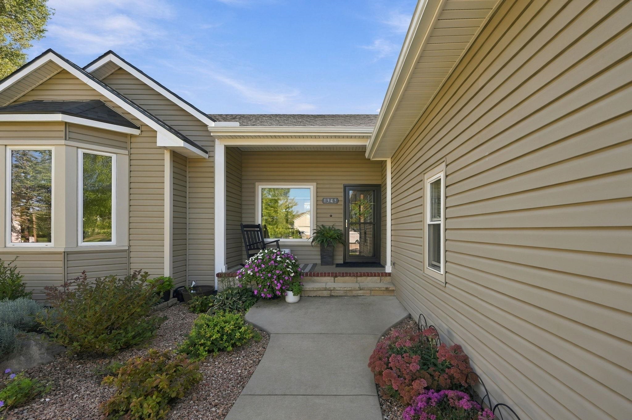 1345 Glenview Dr Property Photo 4