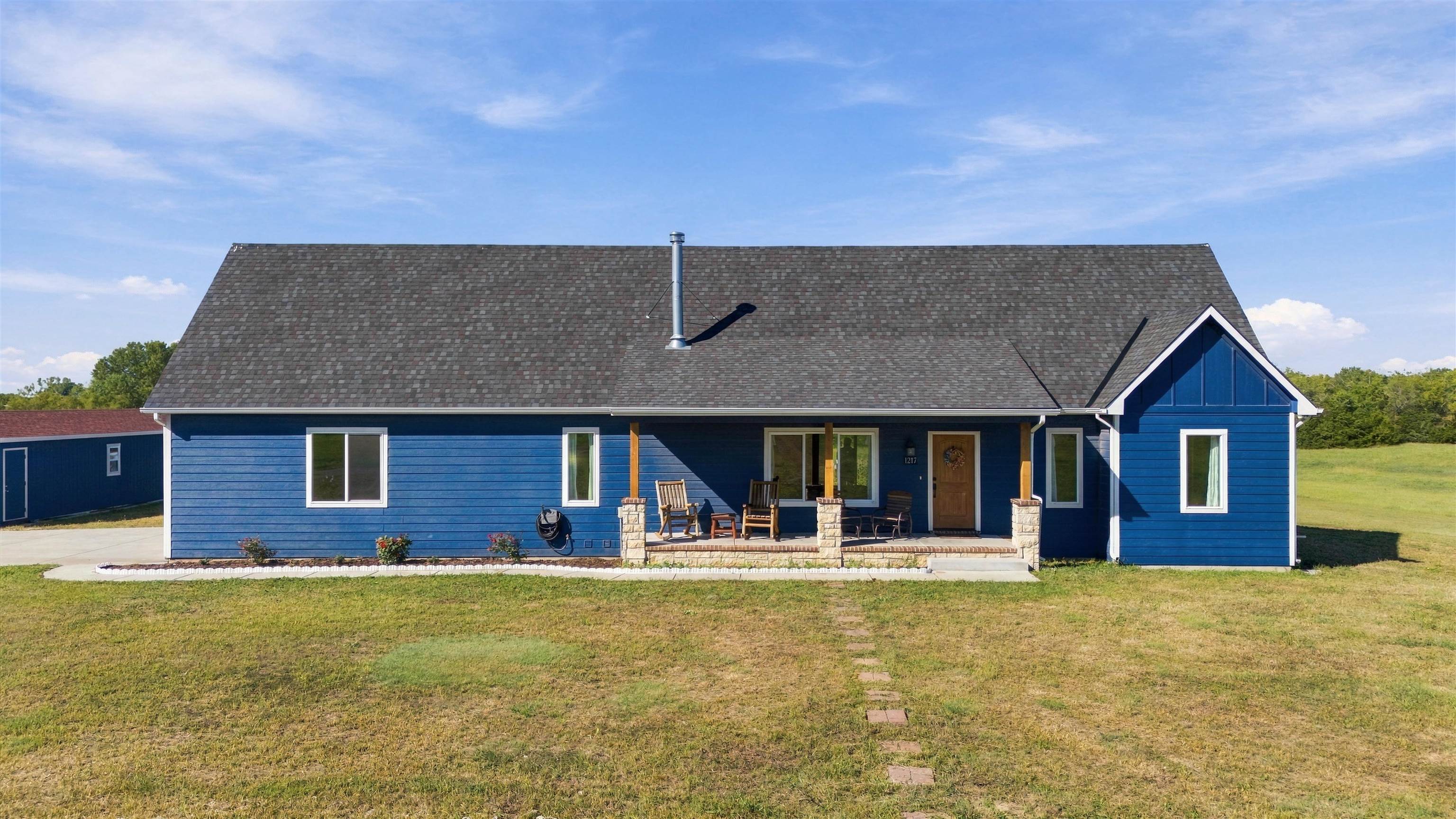 1217 N River Property Photo 3