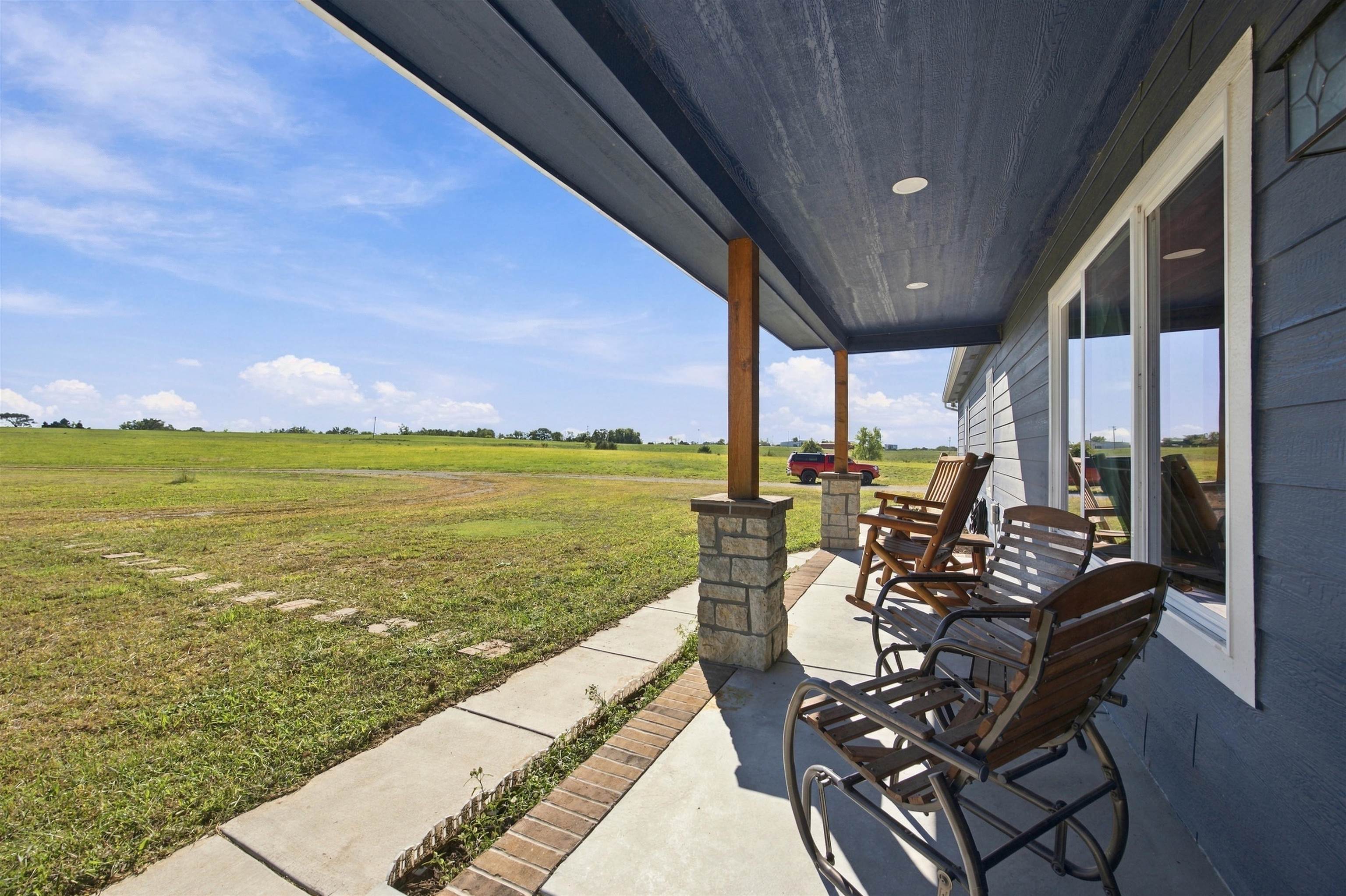 1217 N River Property Photo 4