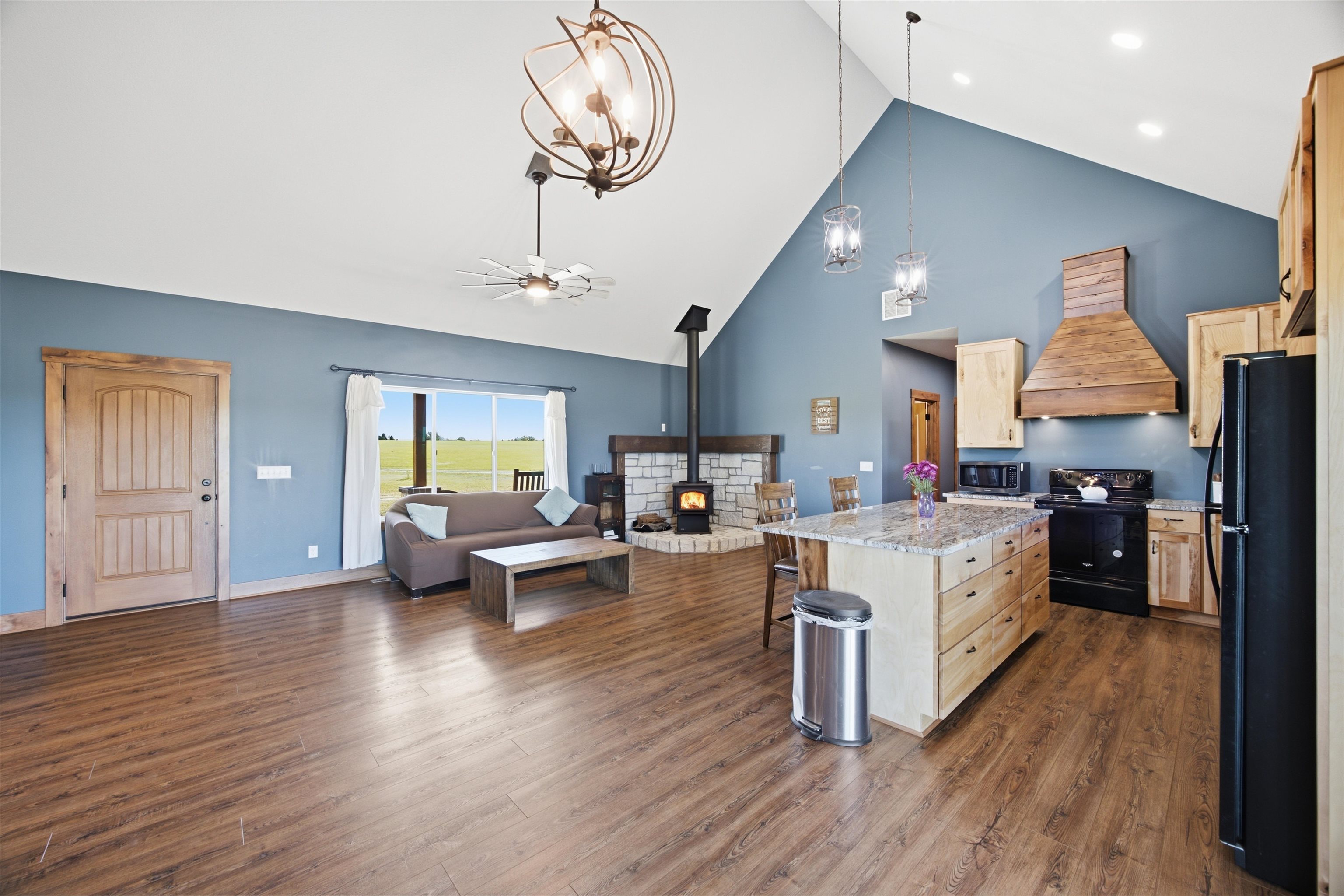 1217 N River Property Photo 8