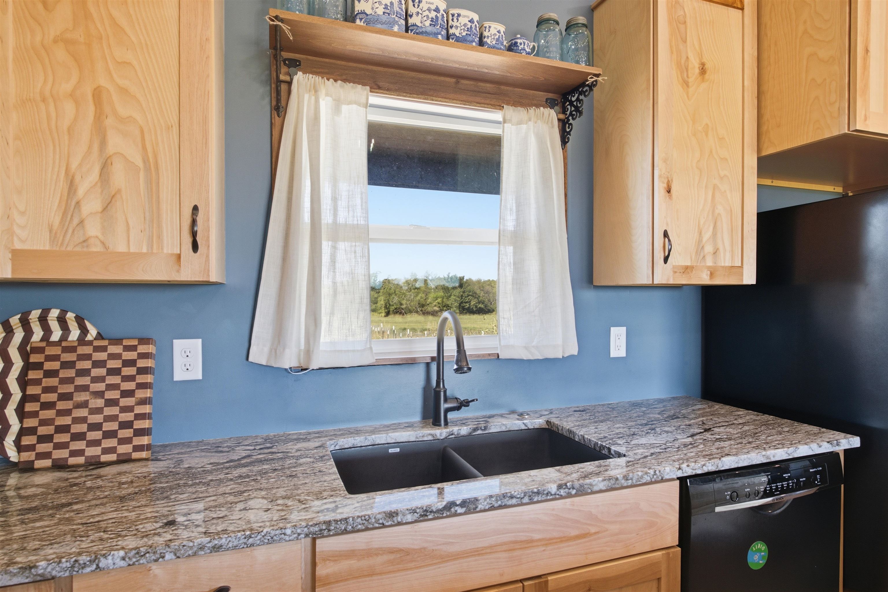 1217 N River Property Photo 12