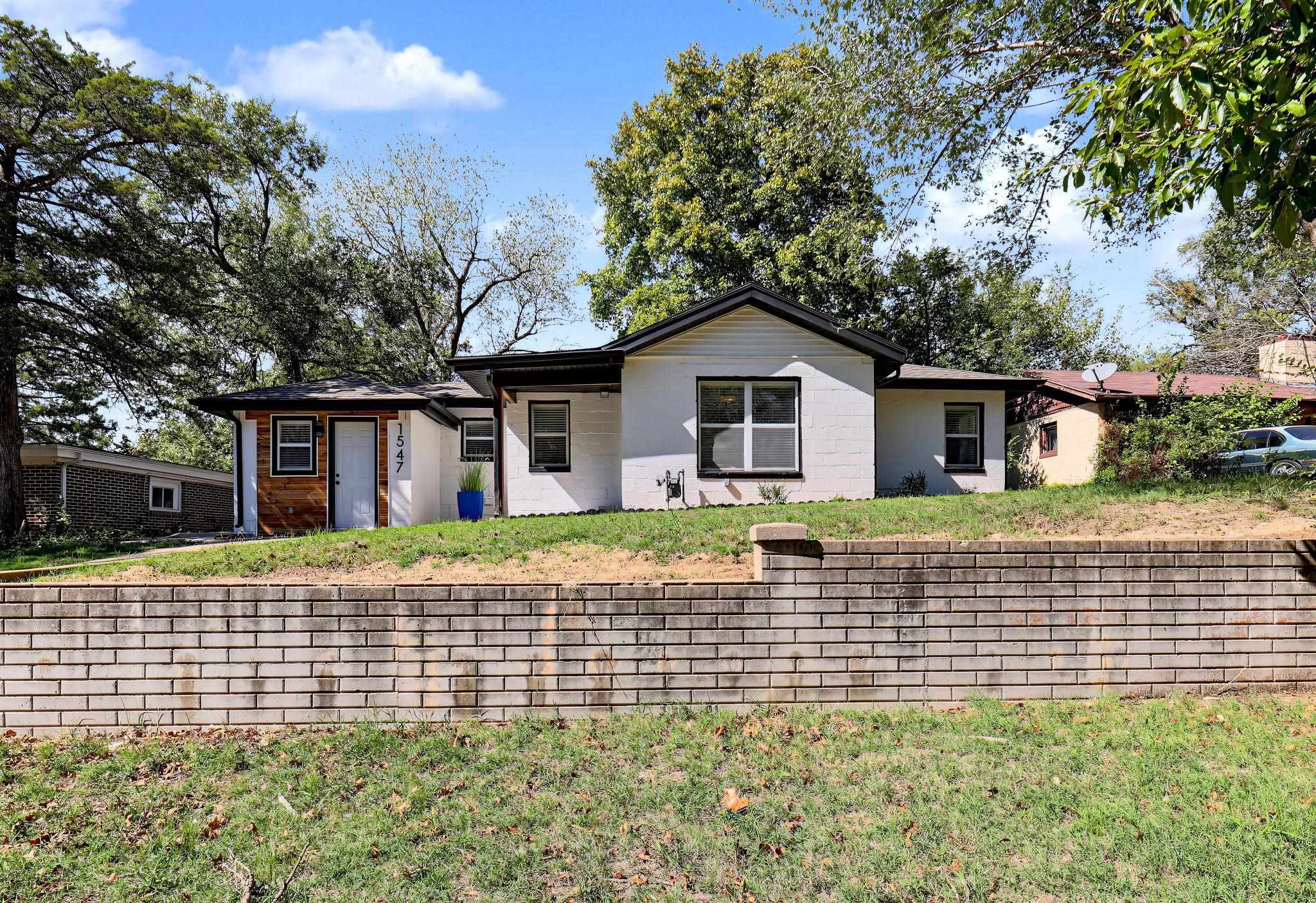 1547 N Gentry Dr Property Photo 2