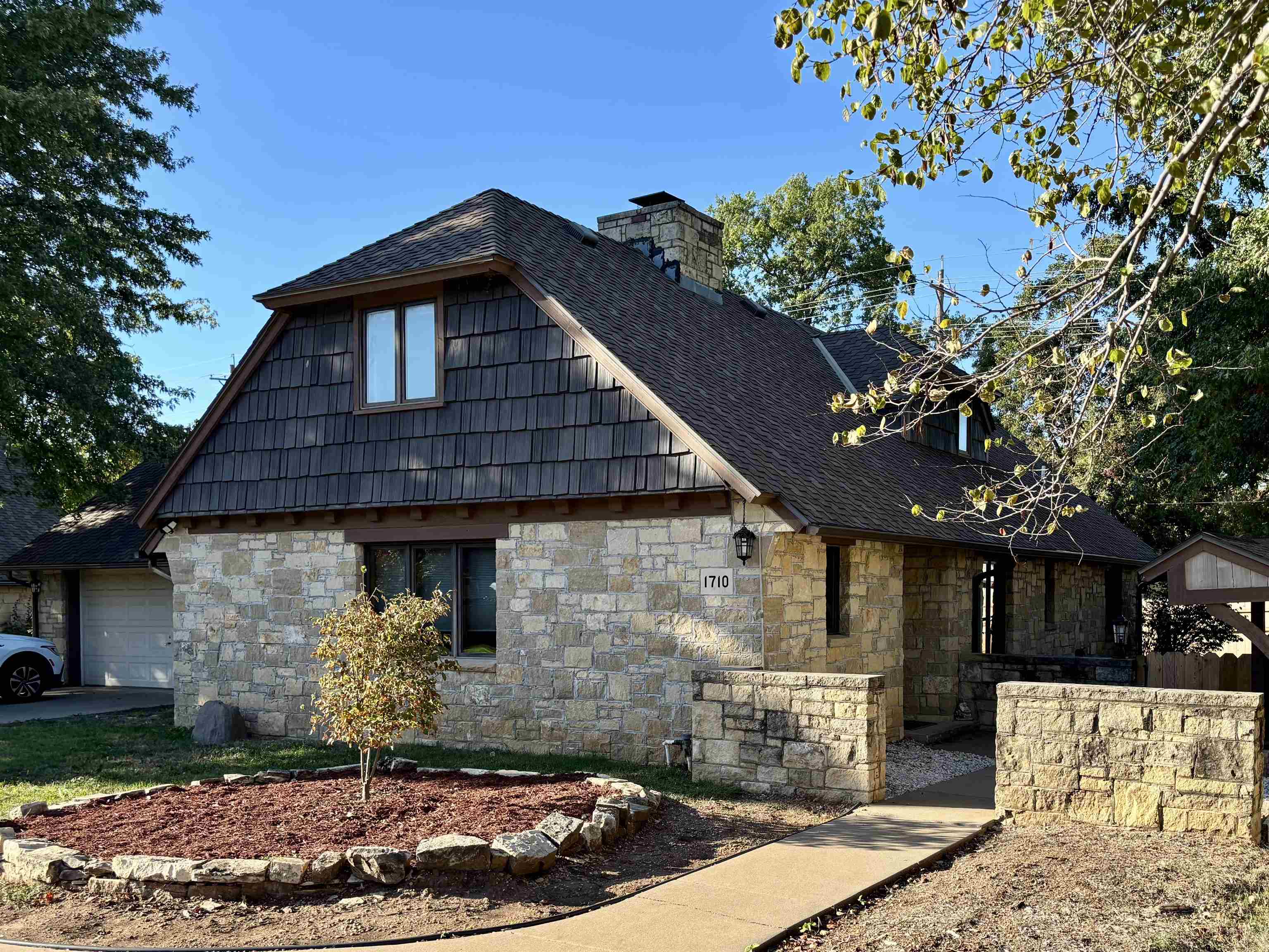1710 Cotswold Ln Property Photo 1