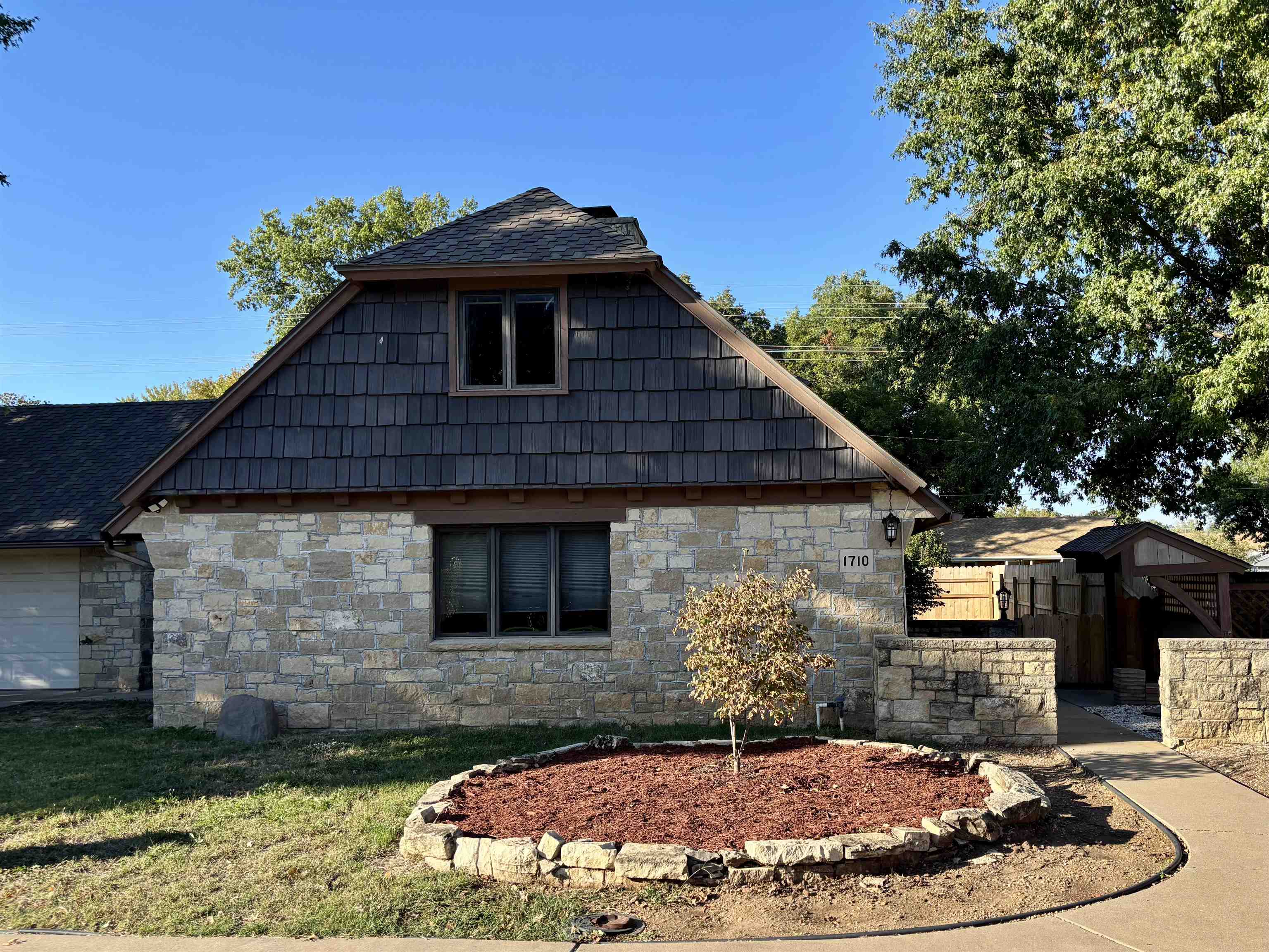 1710 Cotswold Ln Property Photo 2
