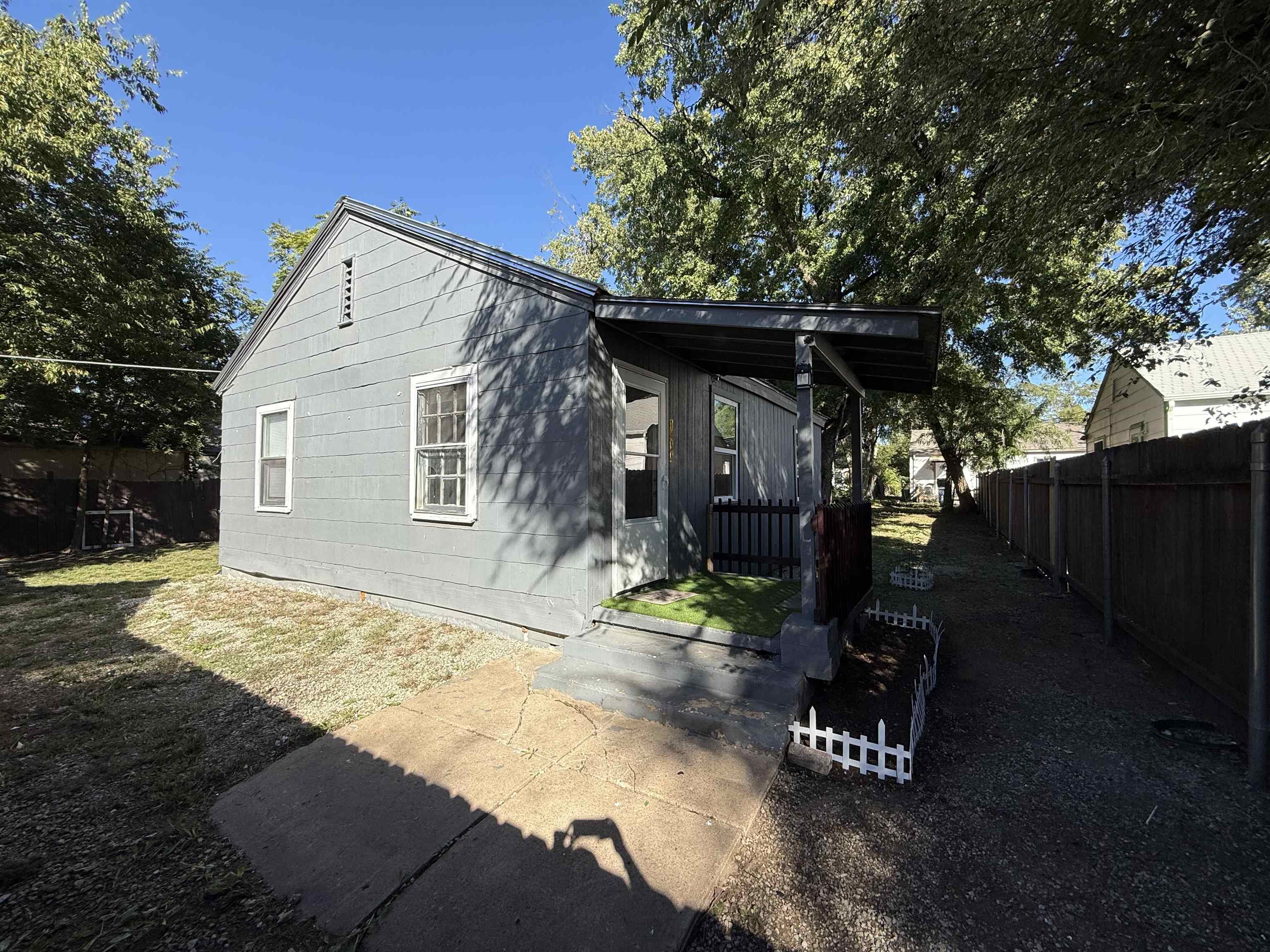 1454 S Bluffview Dr Property Photo 2