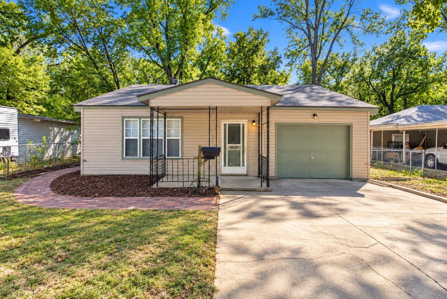 3129 E Glen Oaks Dr Property Photo 1