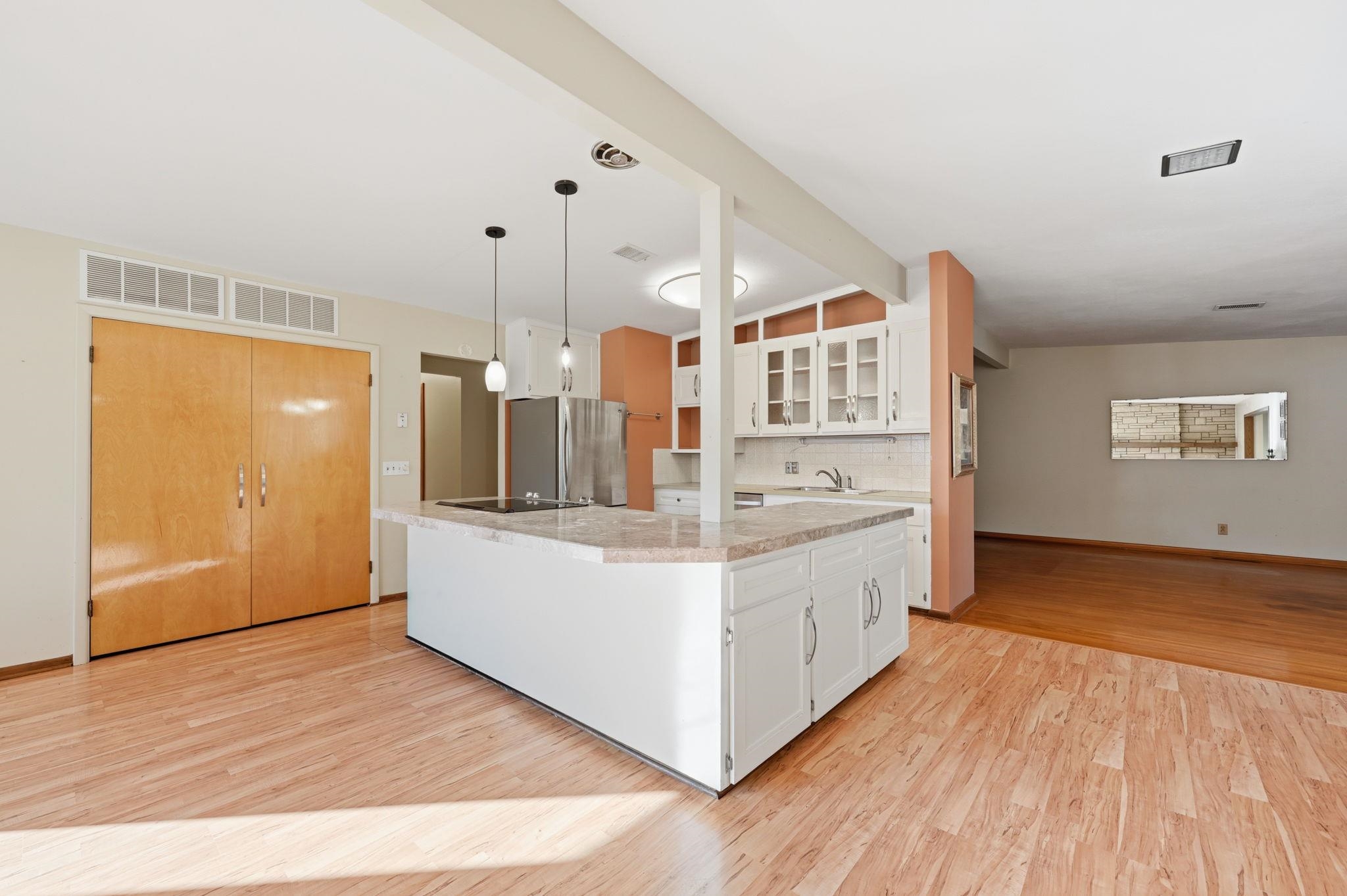 1900 W Nottingham Property Photo 4