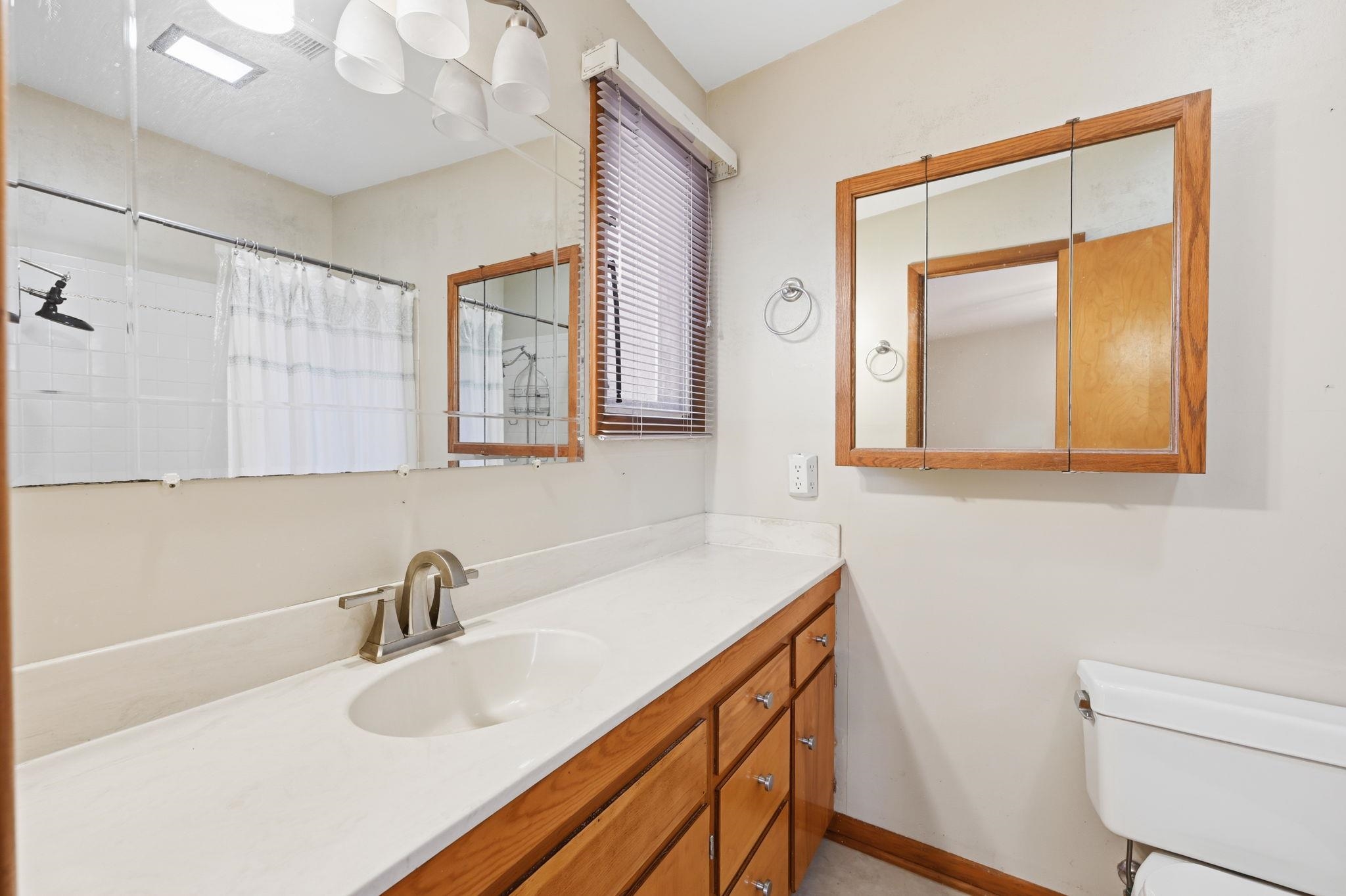 1900 W Nottingham Property Photo 8