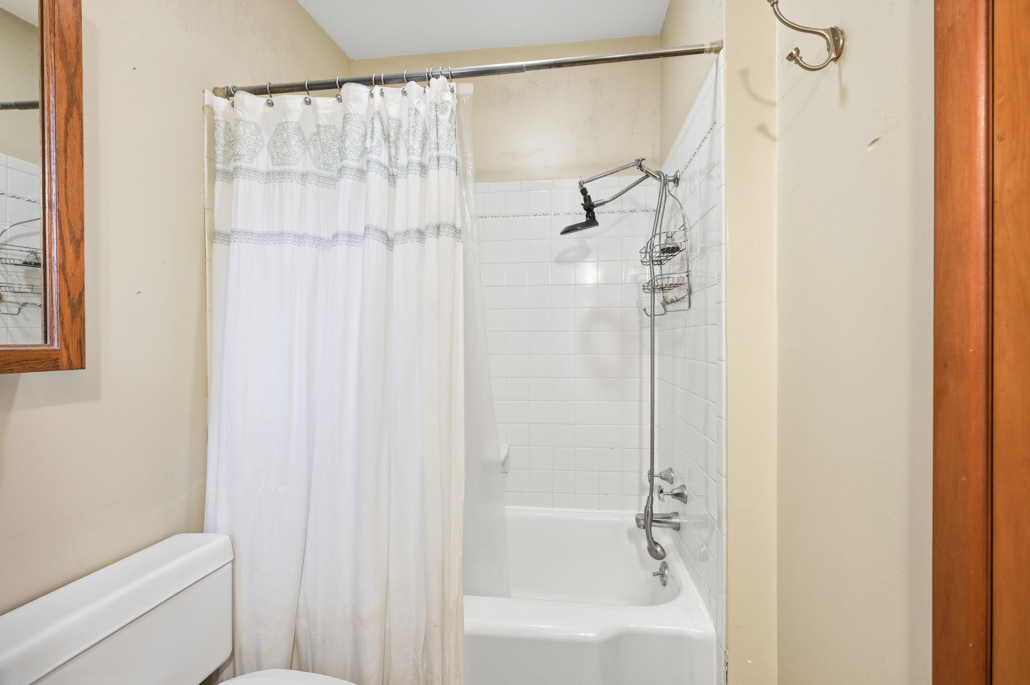 1900 W Nottingham Property Photo 9