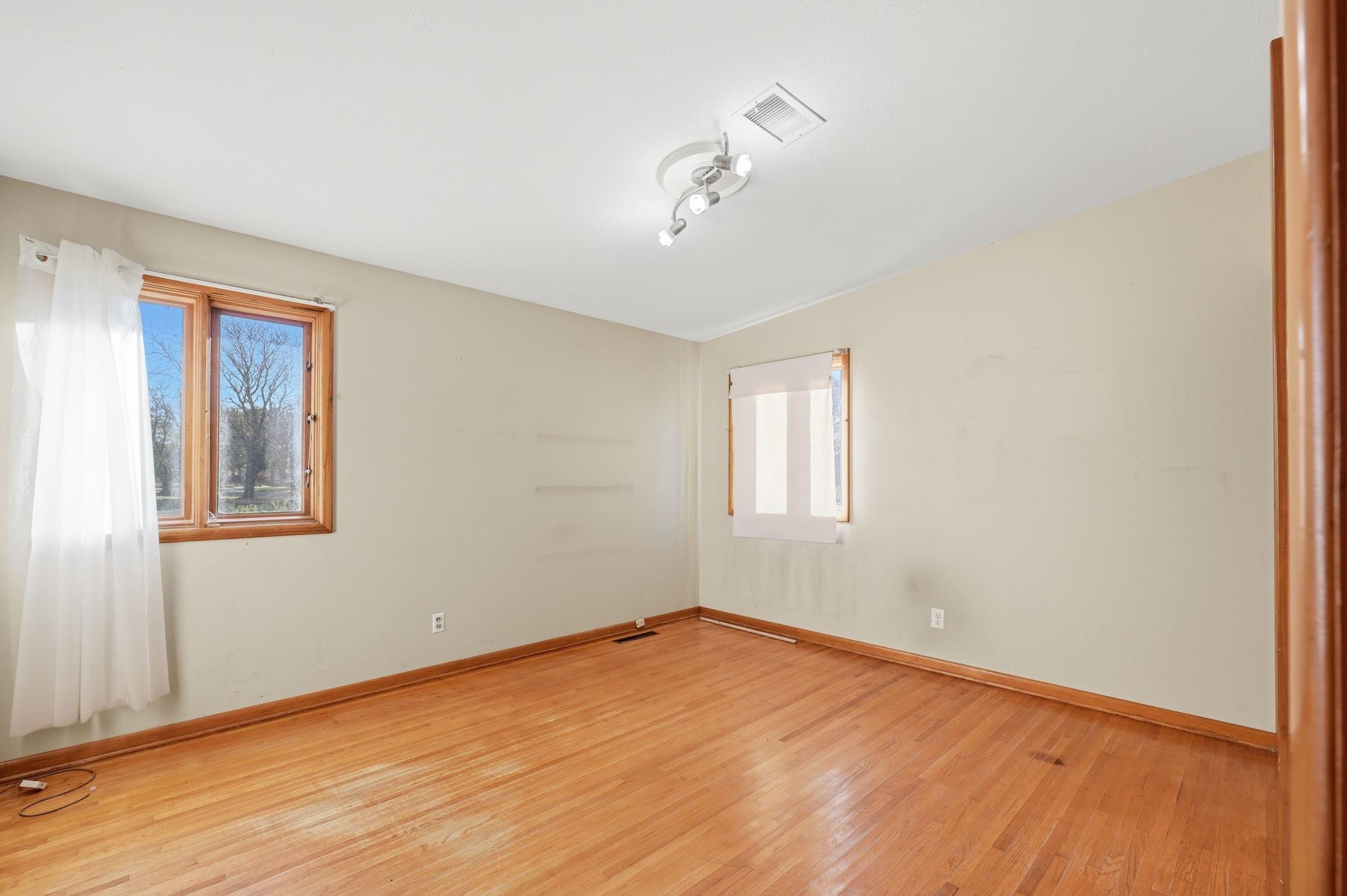 1900 W Nottingham Property Photo 12