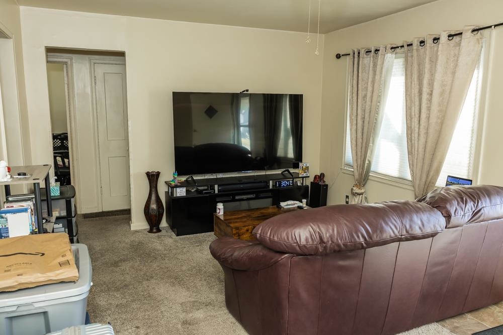 501 Montrose St Property Photo 4