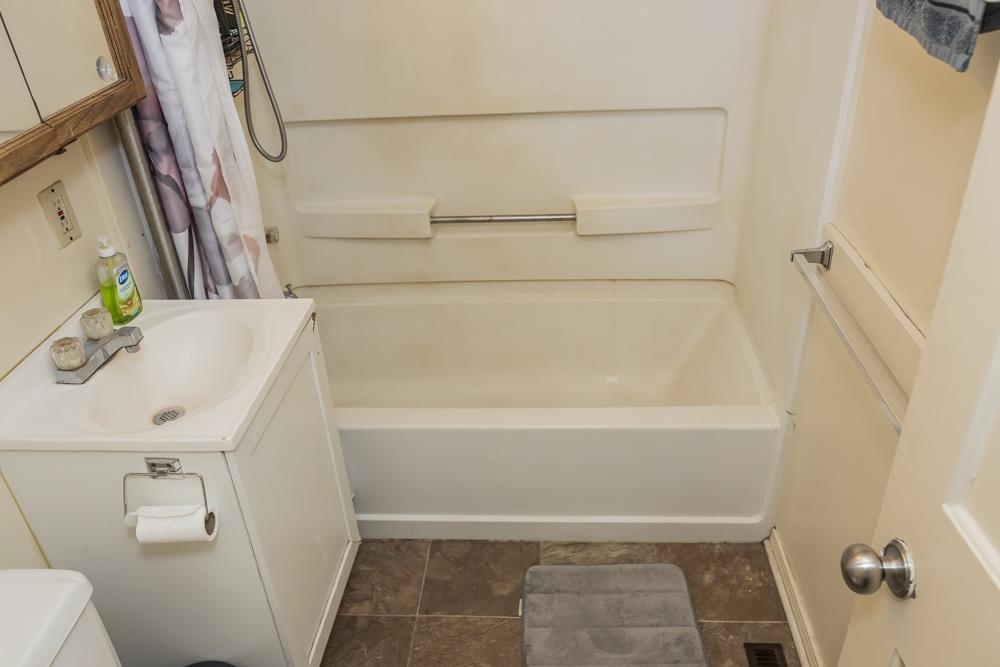 501 Montrose St Property Photo 11