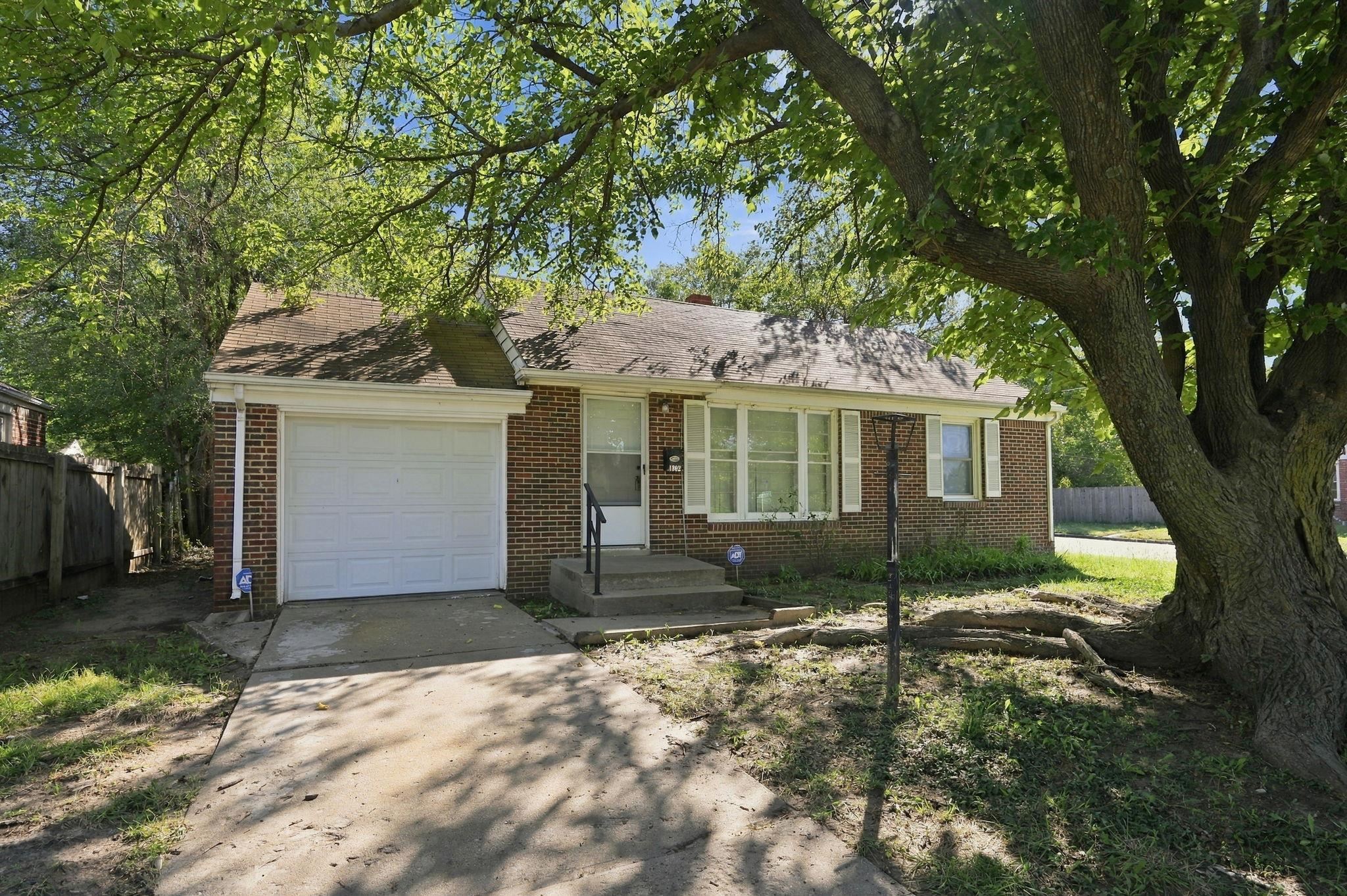 1302 N Crestway Property Photo 1