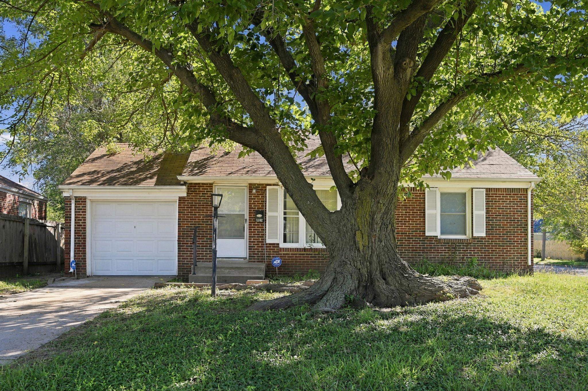1302 N Crestway Property Photo 2