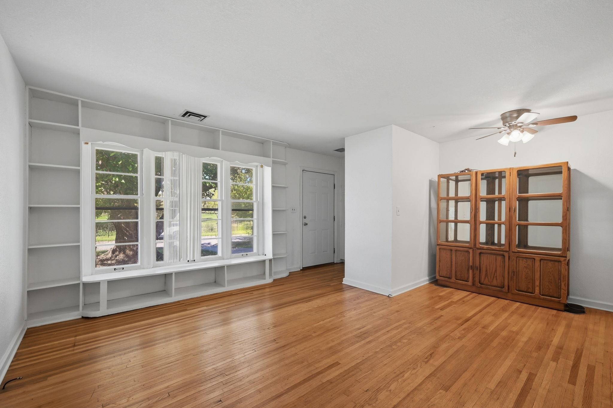 1302 N Crestway Property Photo 4
