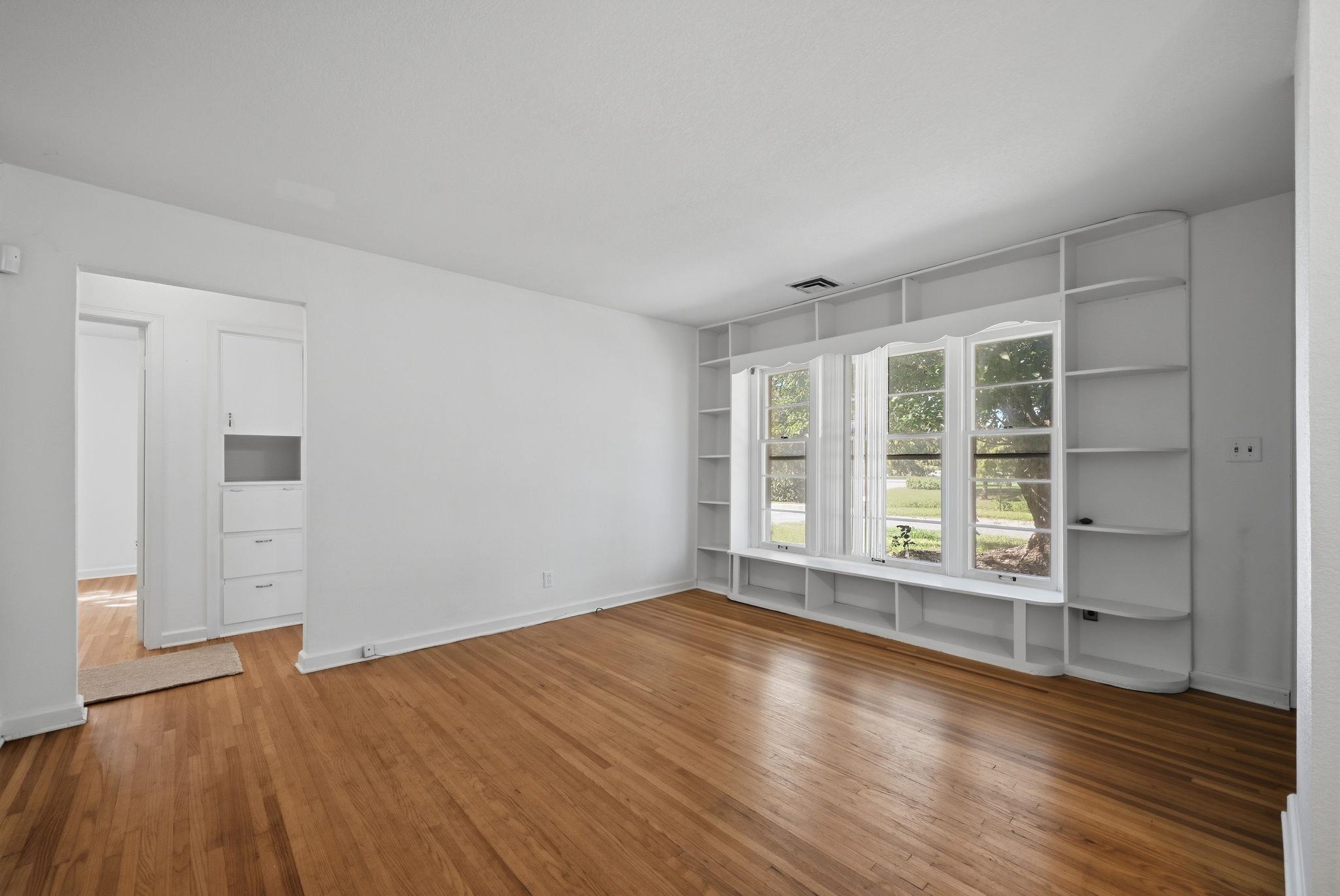 1302 N Crestway Property Photo 5