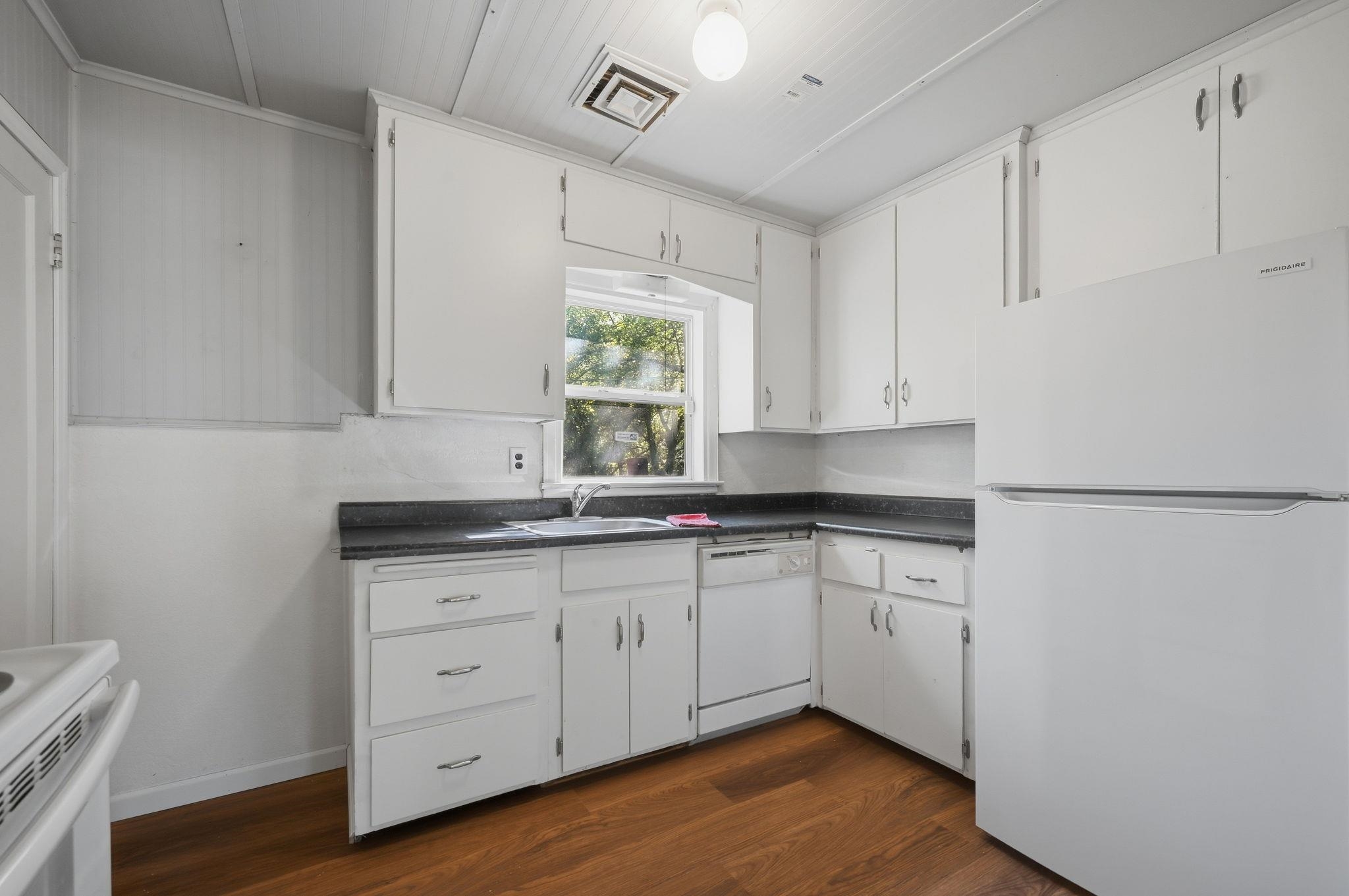 1302 N Crestway Property Photo 7