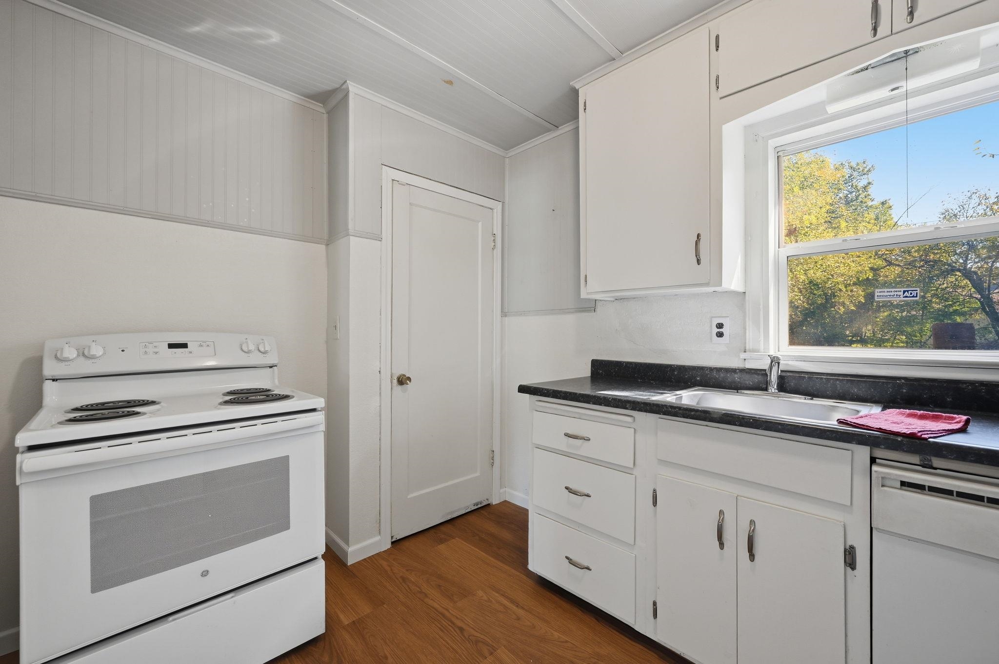 1302 N Crestway Property Photo 8