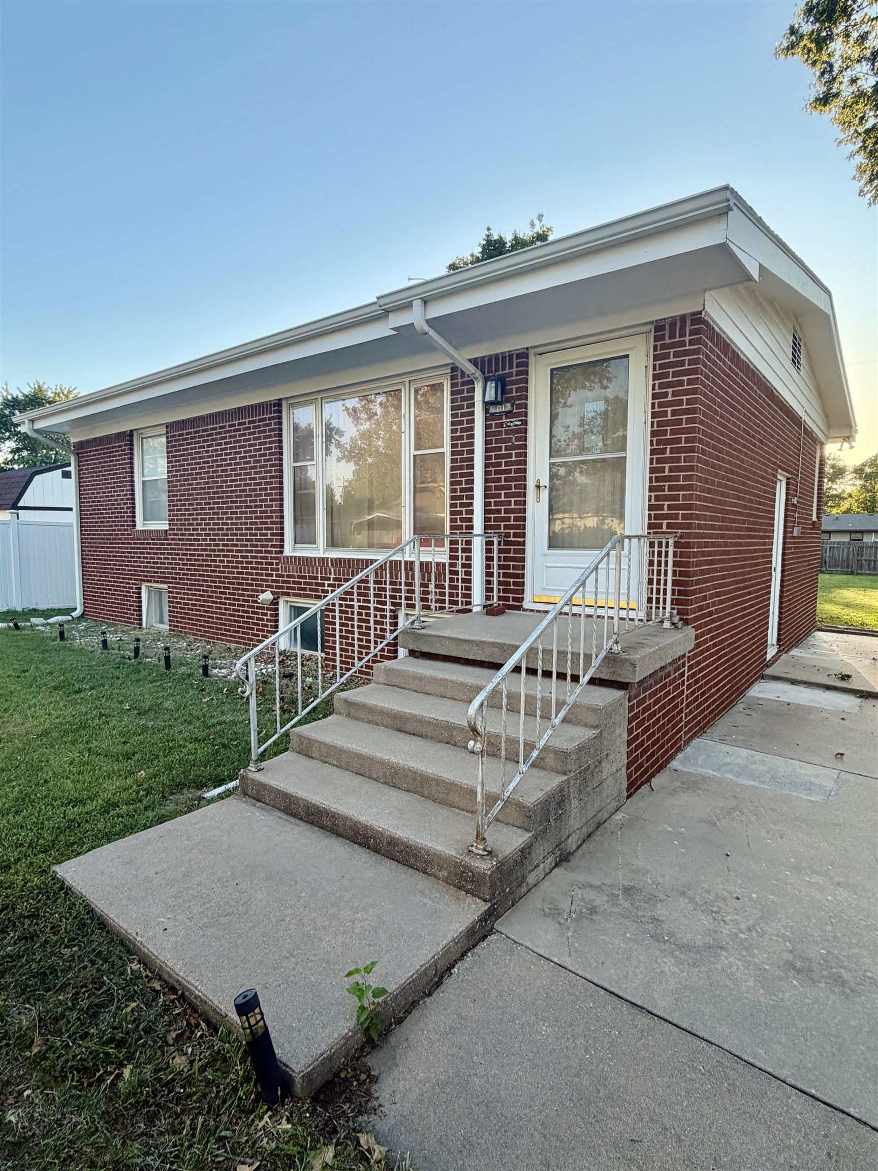 1017 S Poplar Property Photo 3