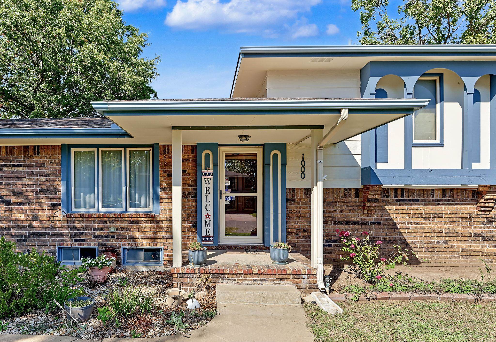 1000 E Market Property Photo 2