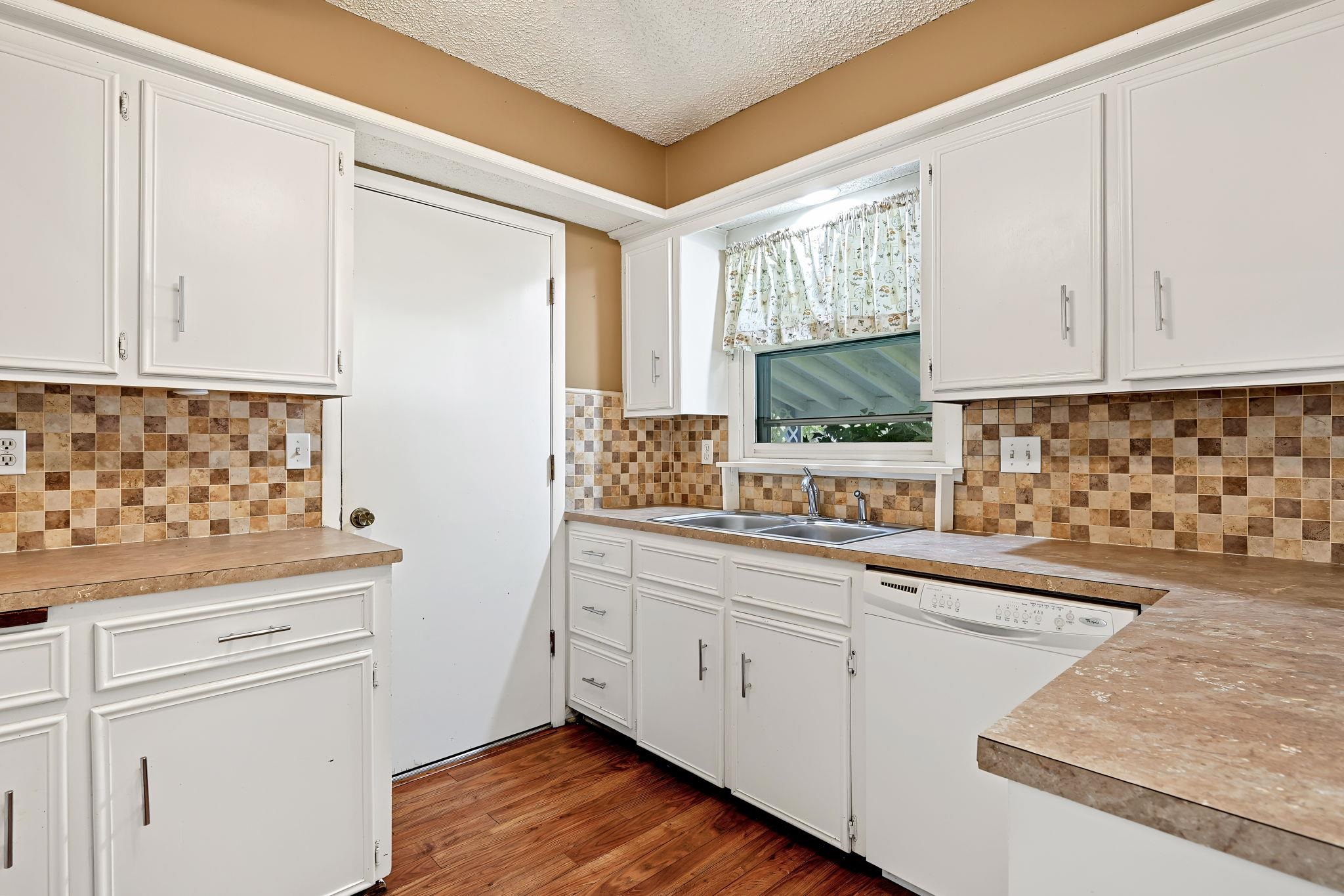 1000 E Market Property Photo 8