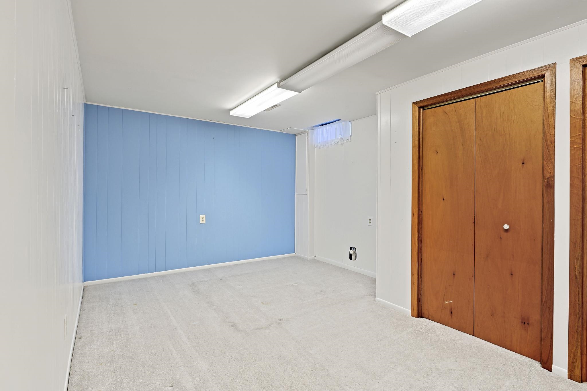 1000 E Market Property Photo 15