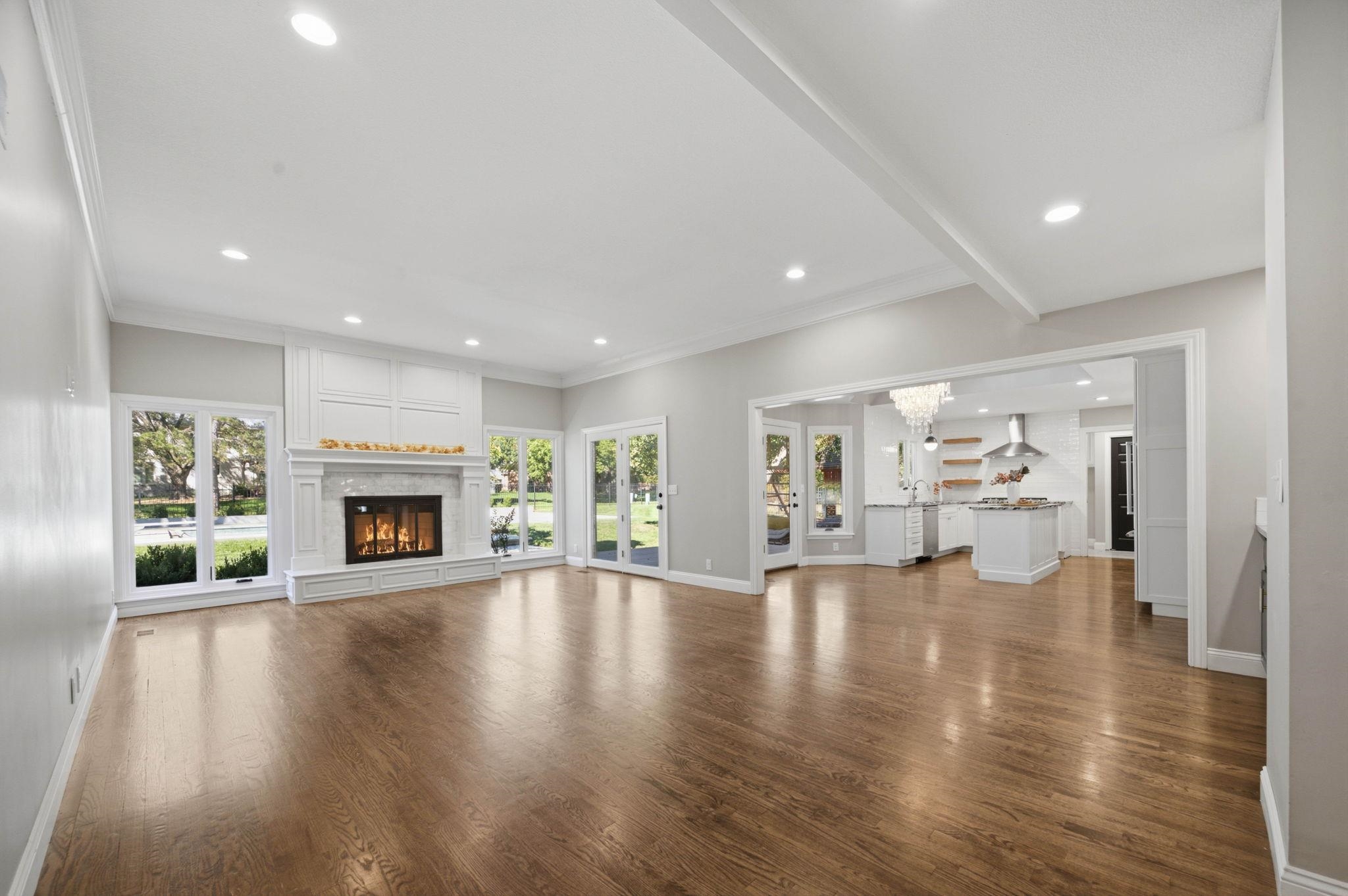 2903 N Cypress Property Photo 4