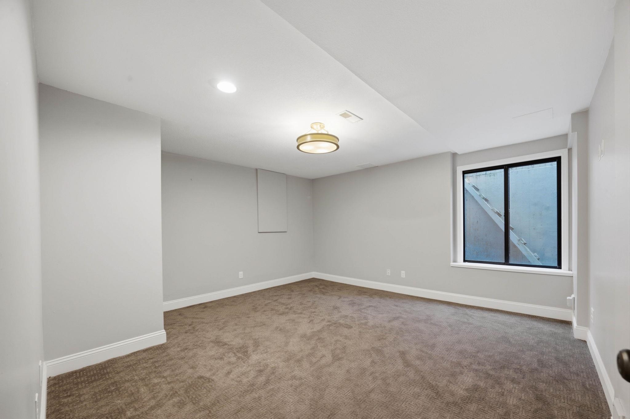 2903 N Cypress Property Photo 27