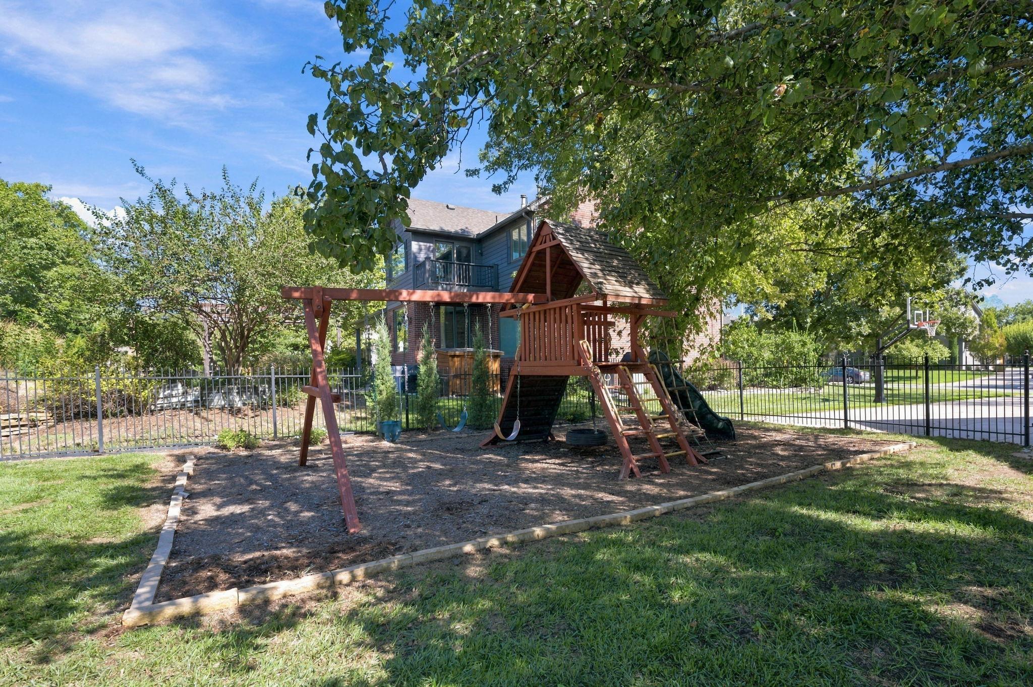 2903 N Cypress Property Photo 36
