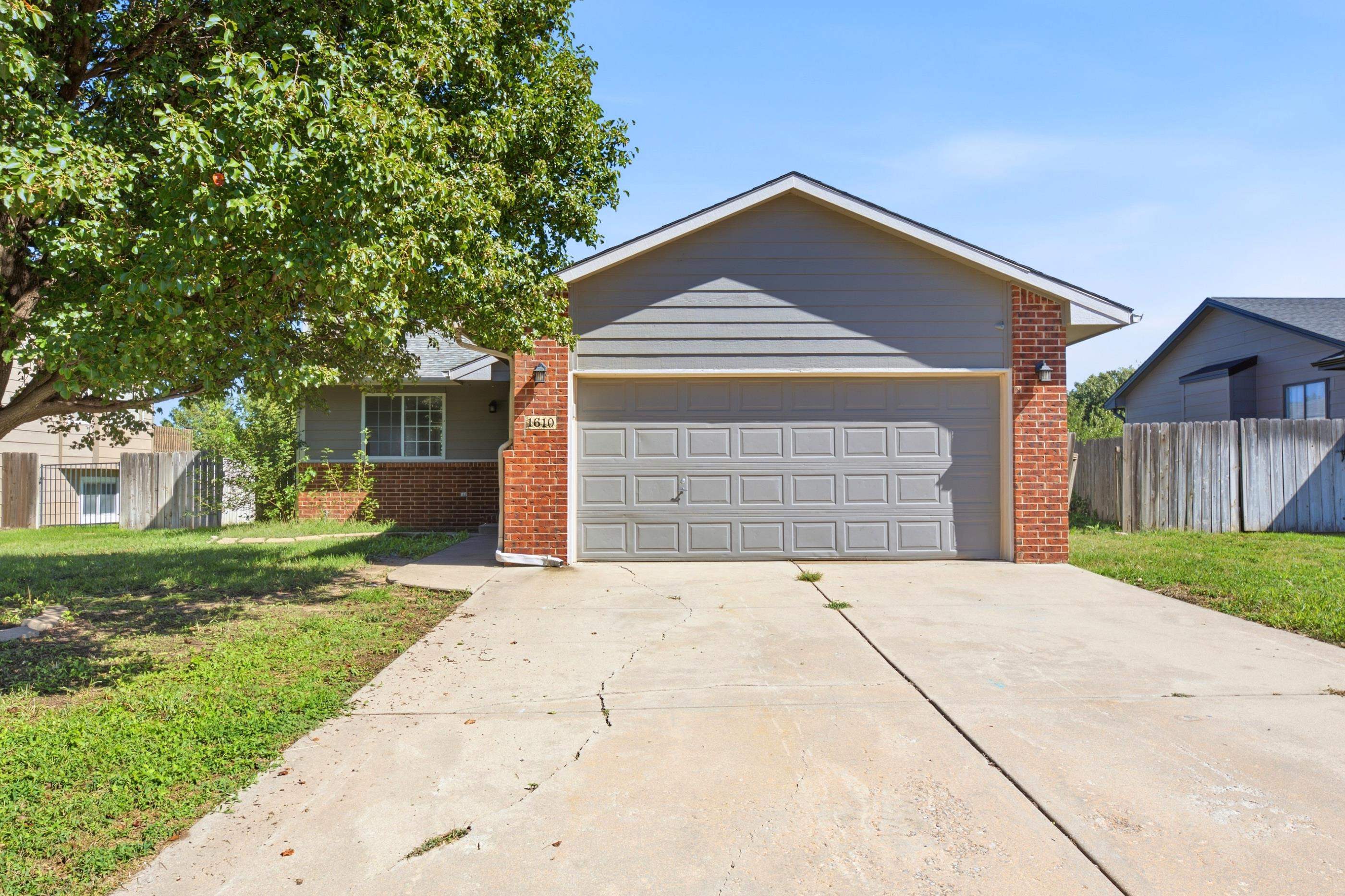 1610 E Summerwood Property Photo 1