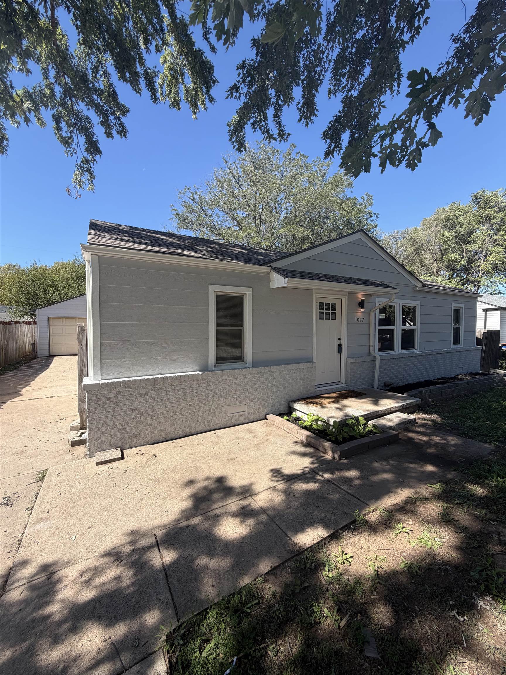 1027 N Derby Ave Property Photo 1