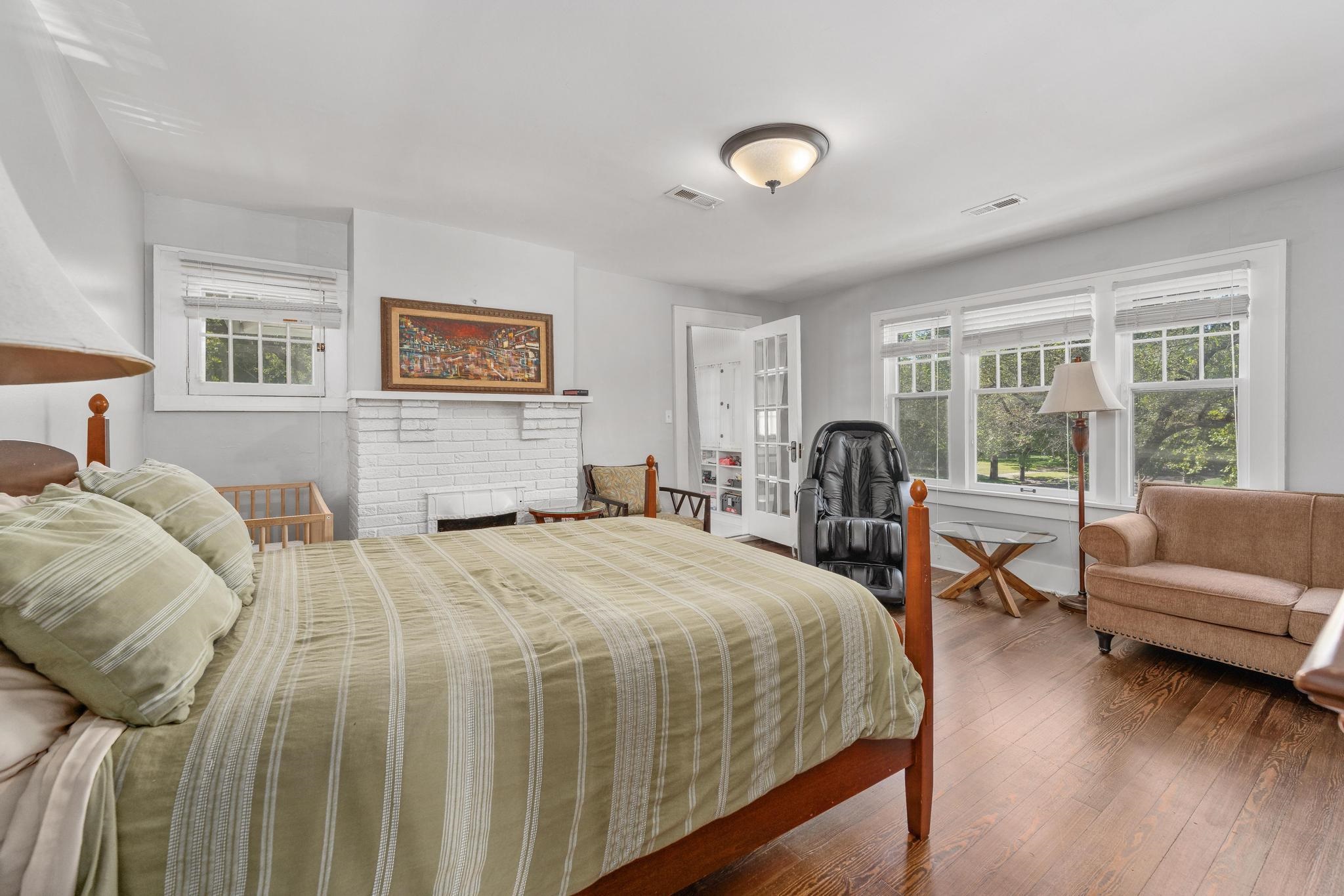 146 S Belmont Property Photo 18