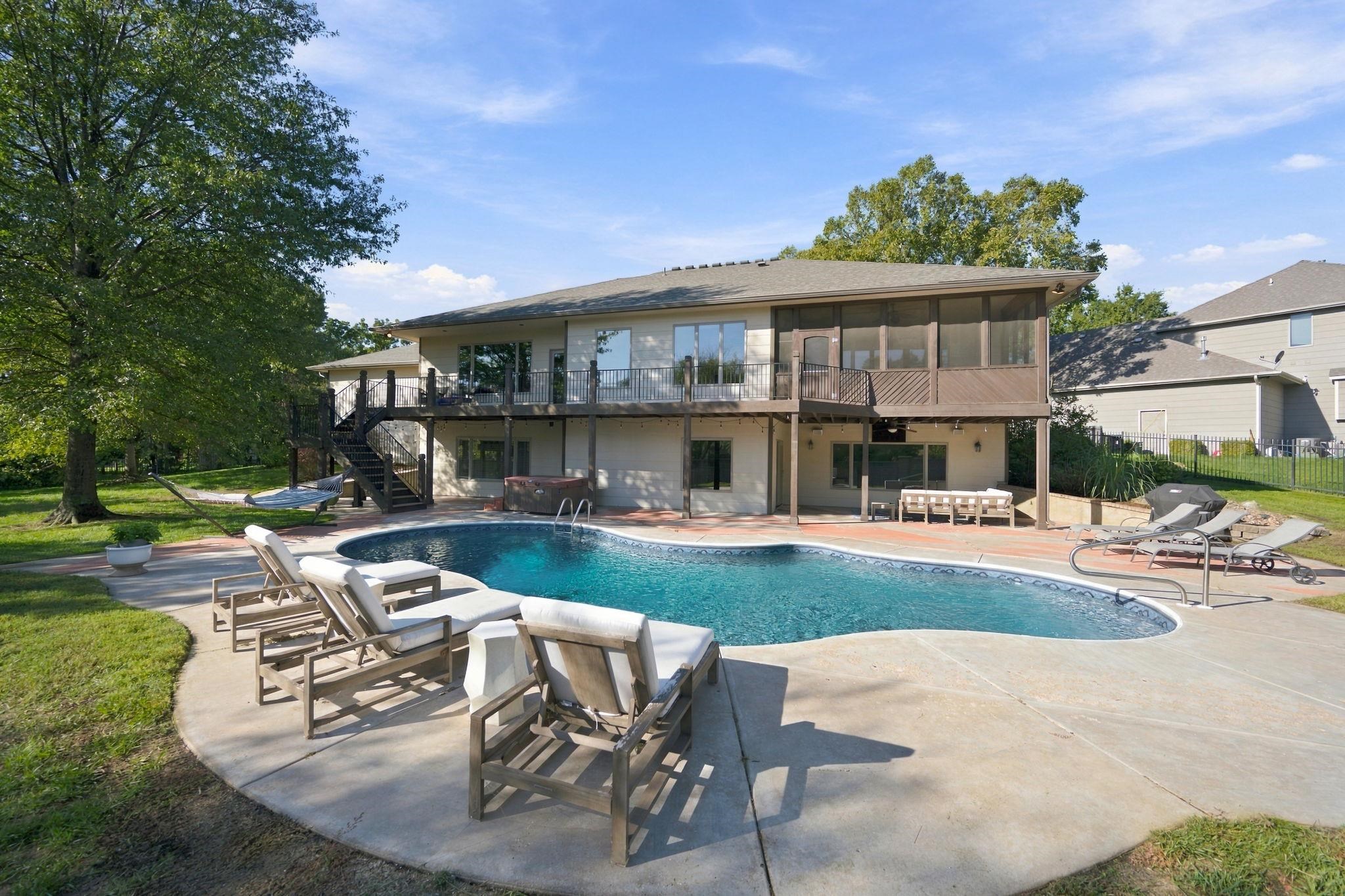 8421 W Meadow Park Property Photo 4