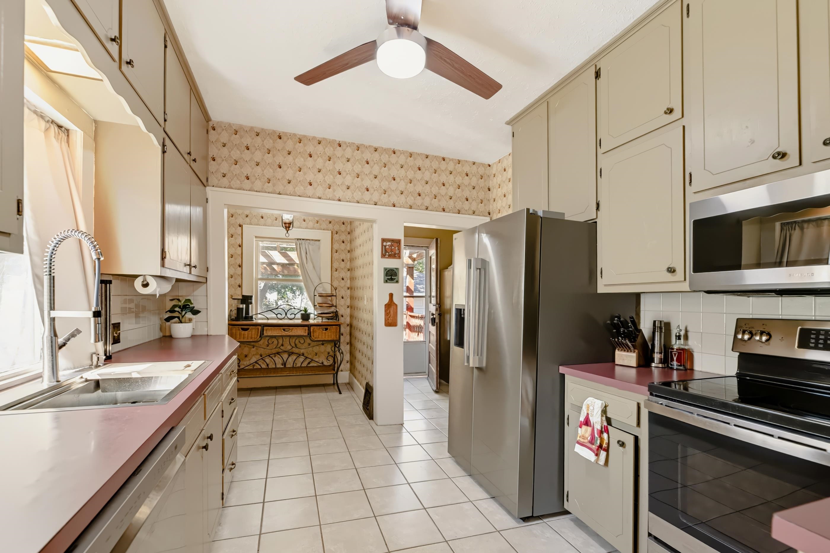 1021 N Woodrow Property Photo 11