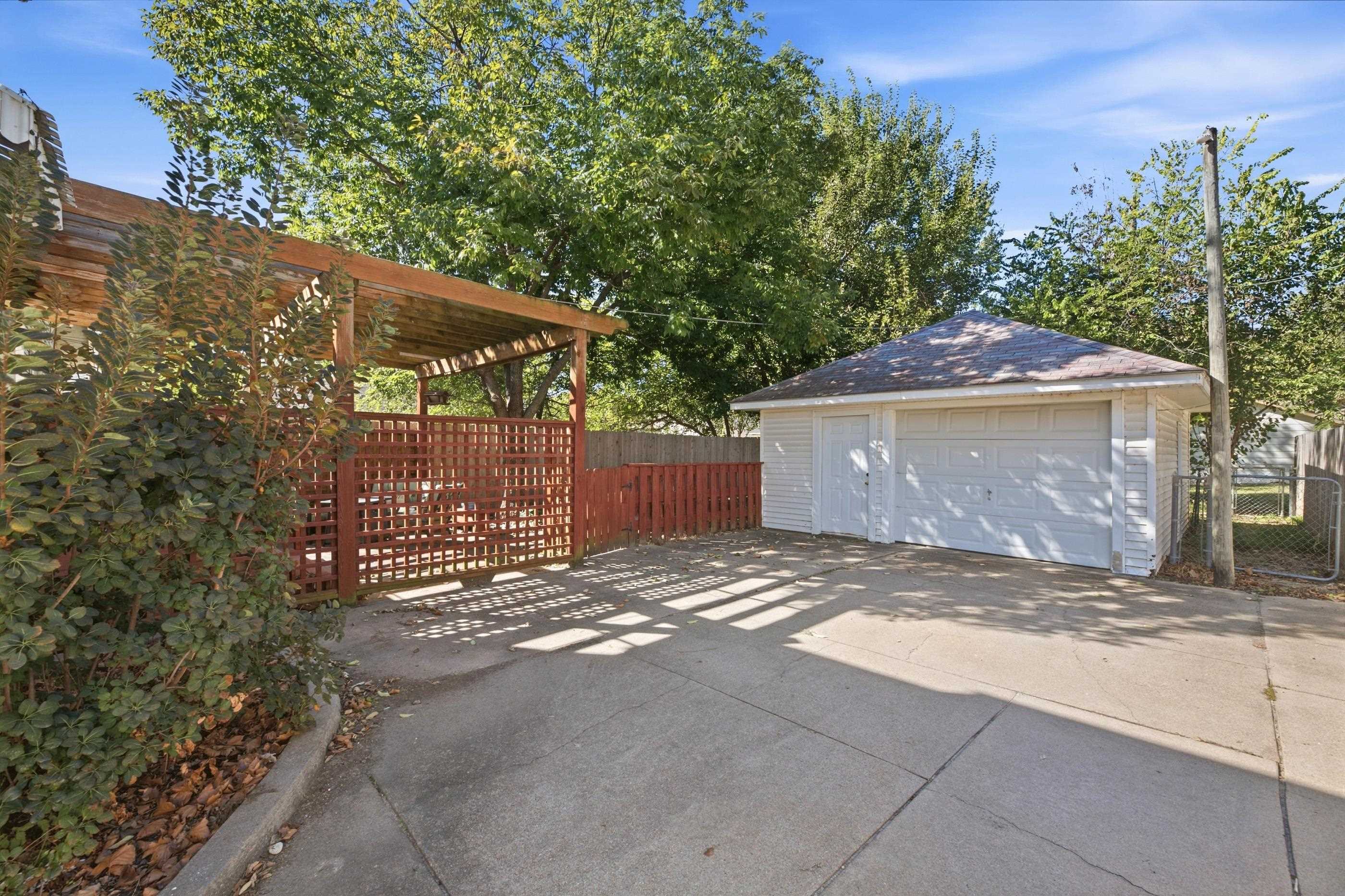 1021 N Woodrow Property Photo 30