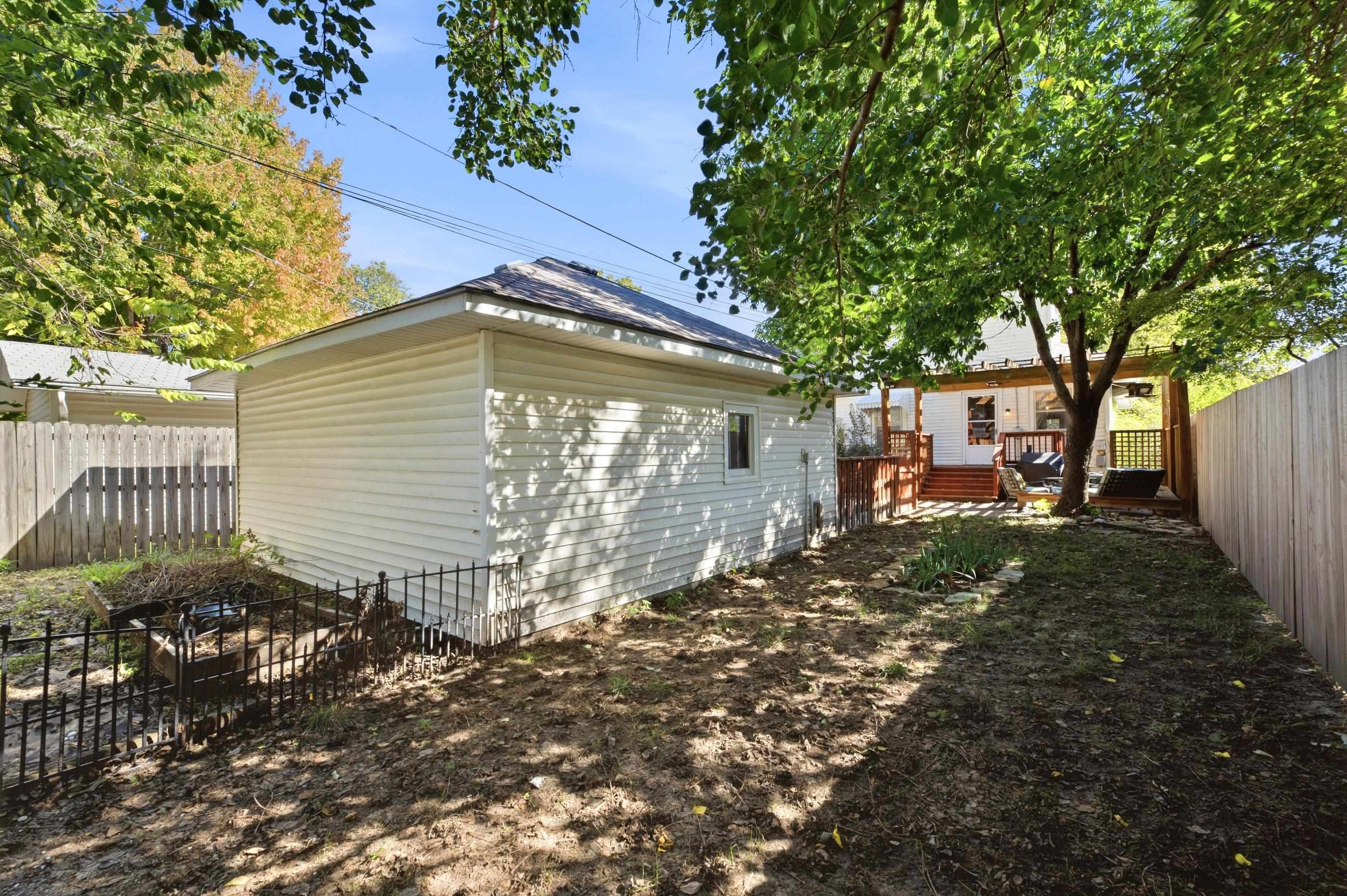 1021 N Woodrow Property Photo 32
