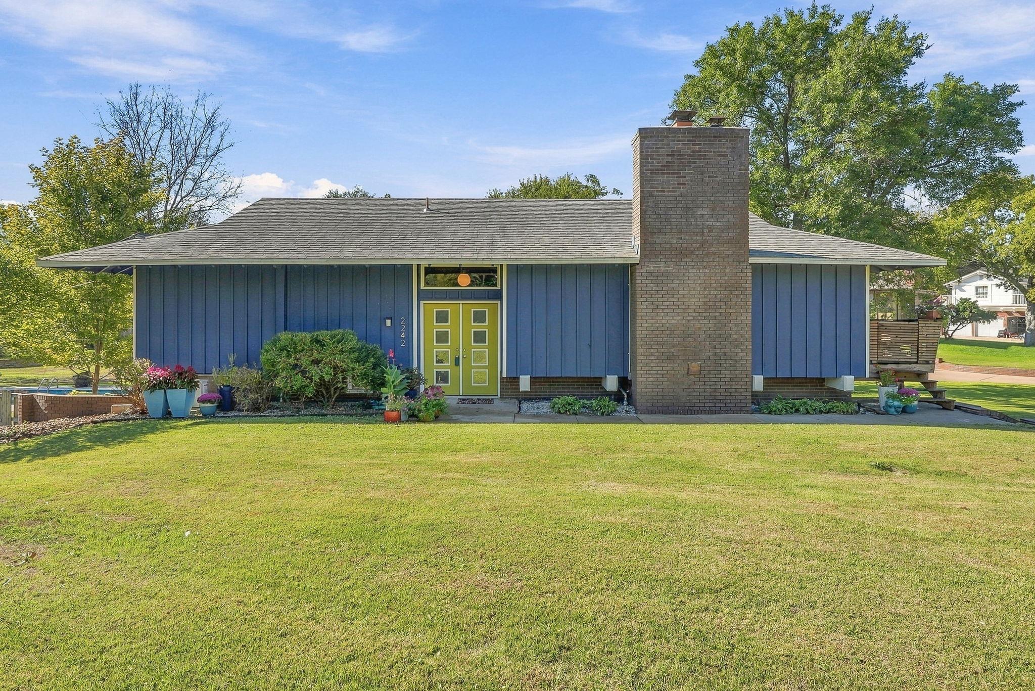 2242 N Redbud Ln Property Photo 1