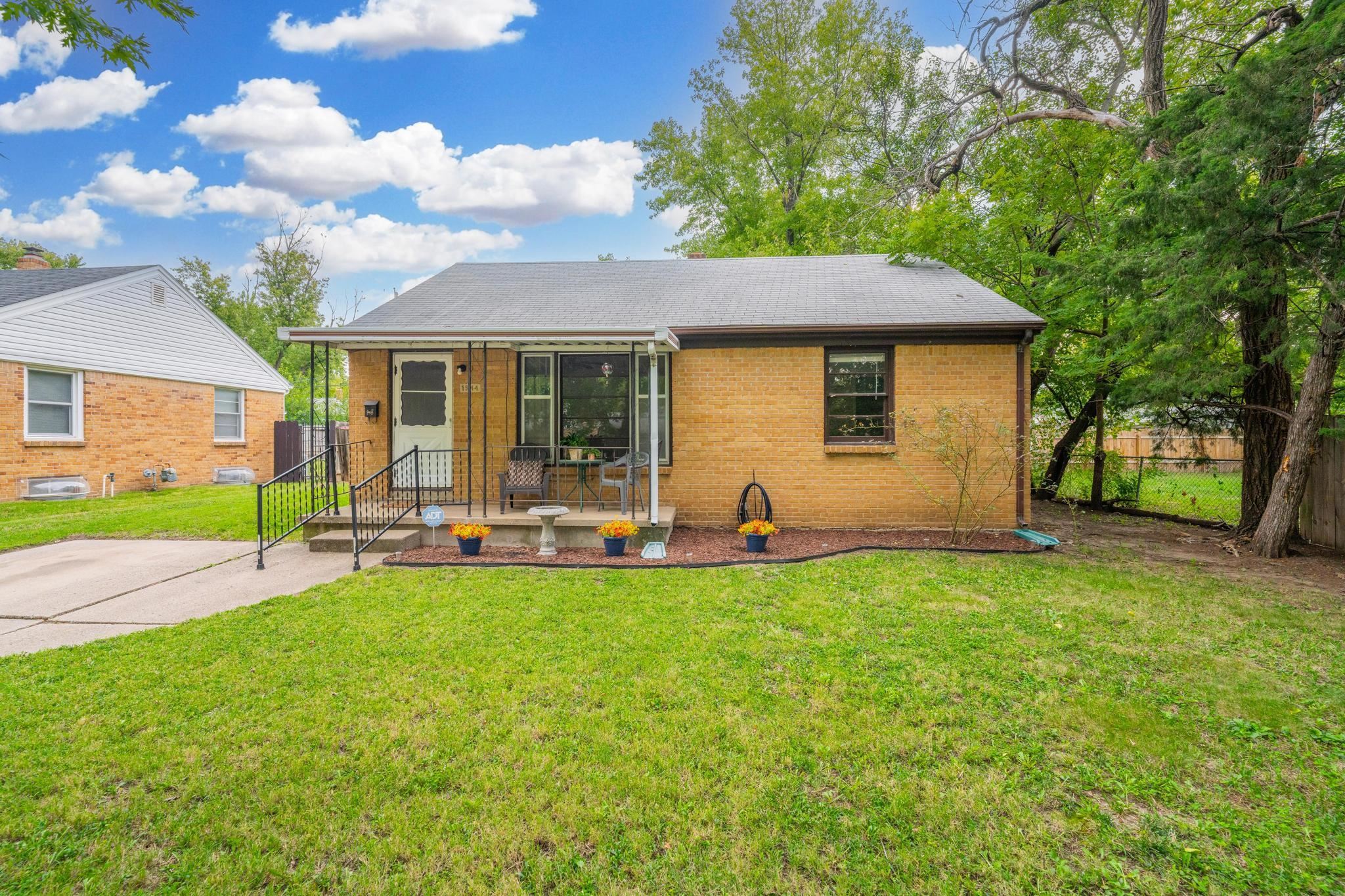 1944 S Parkwood Ln Property Photo 1