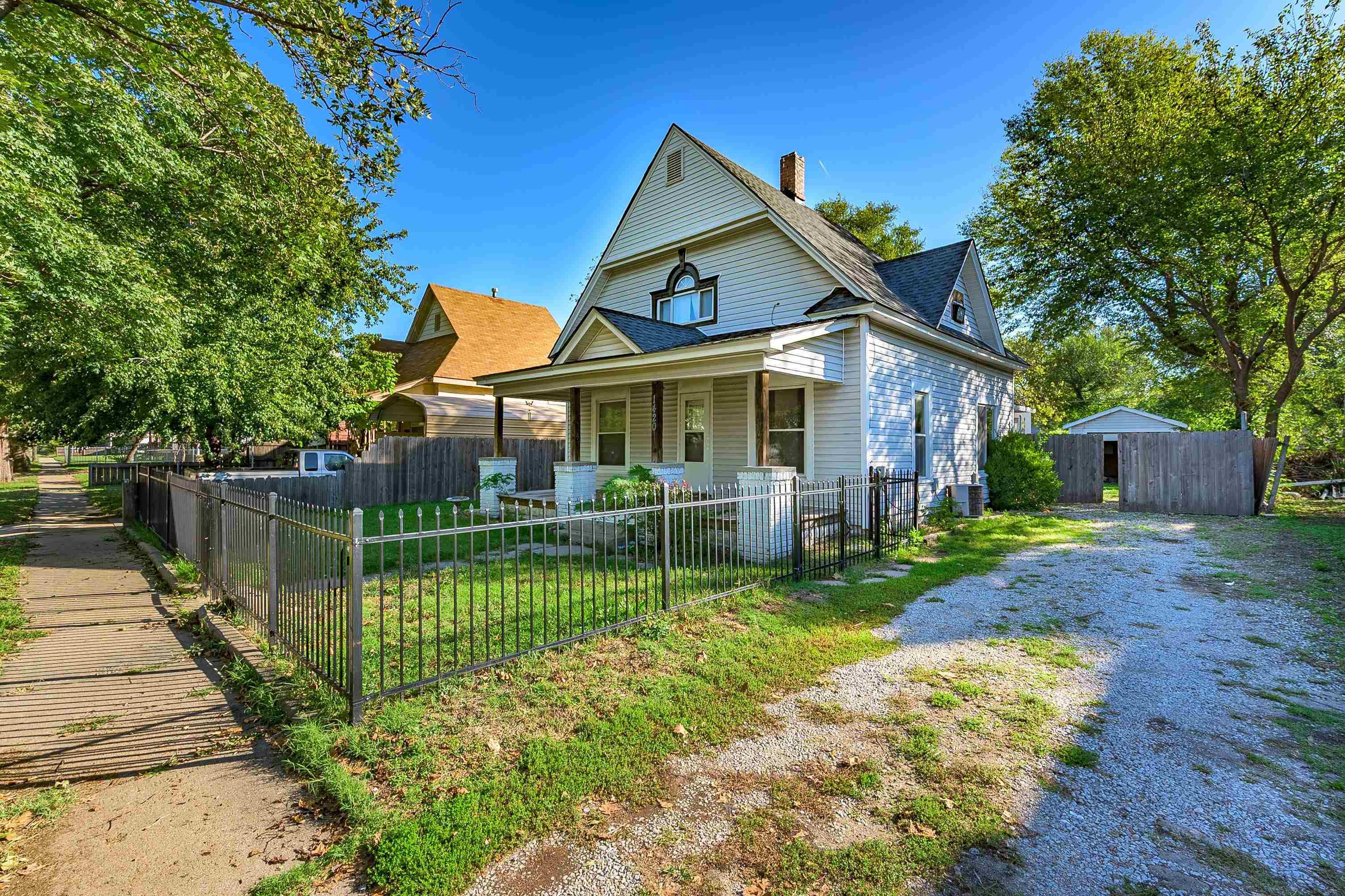 1420 S Emporia Ave Property Photo 2